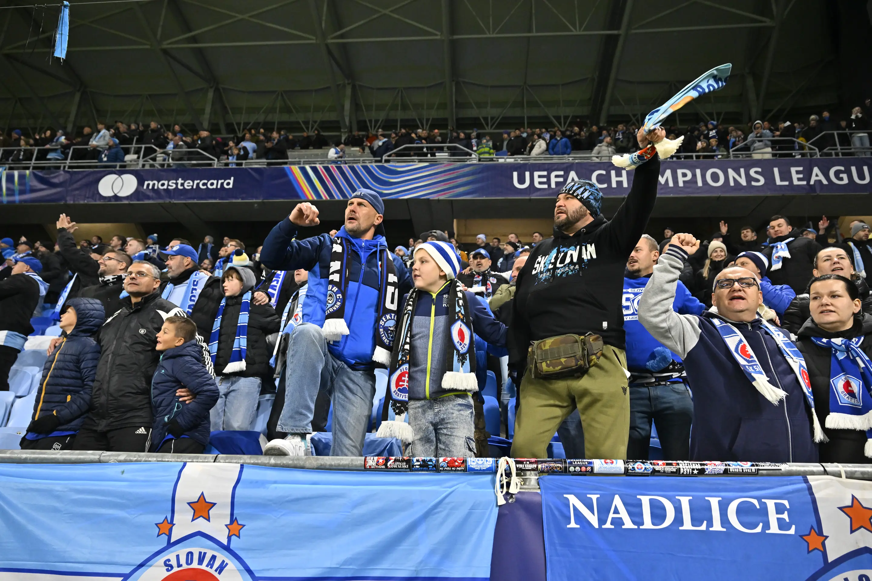 Na snímke fanúšikovia Slovana reagujú po prehre 1:4.