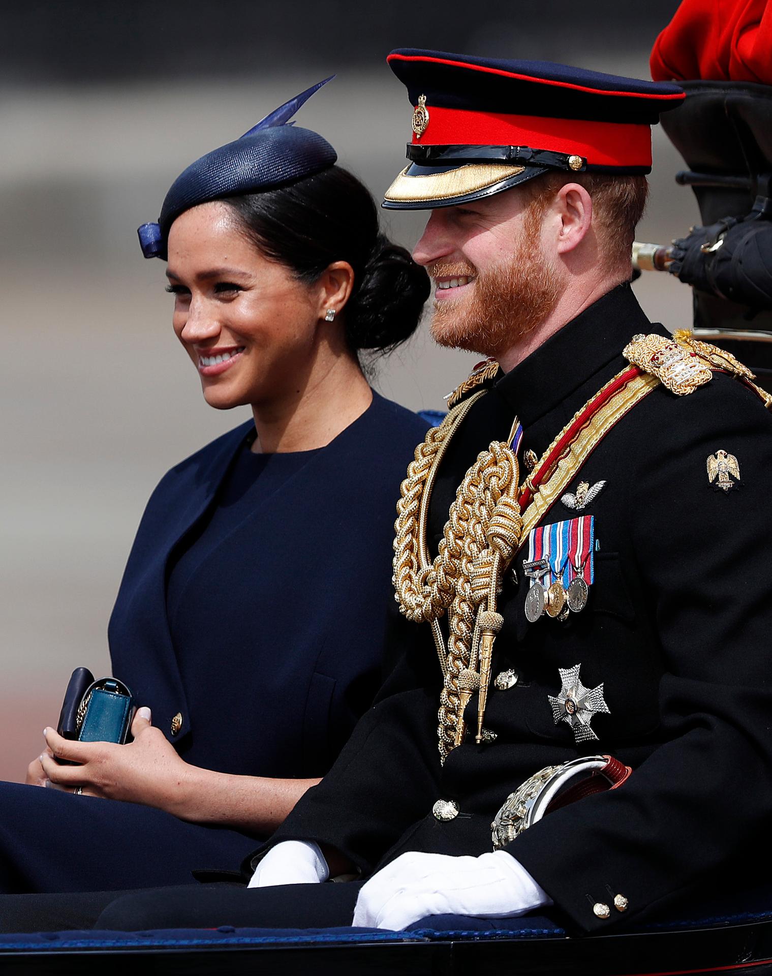 Meghan a Harry v sprievode.