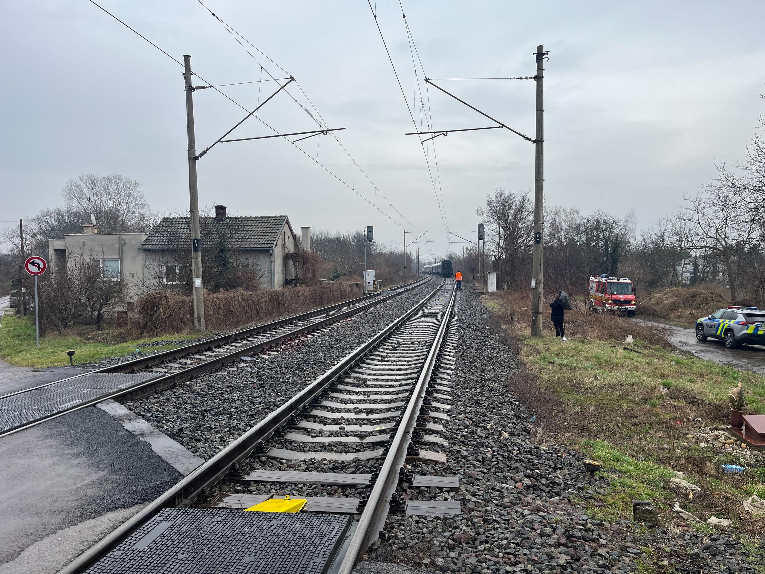 Tragická nehoda na železničnom priecestí v Ivanke.