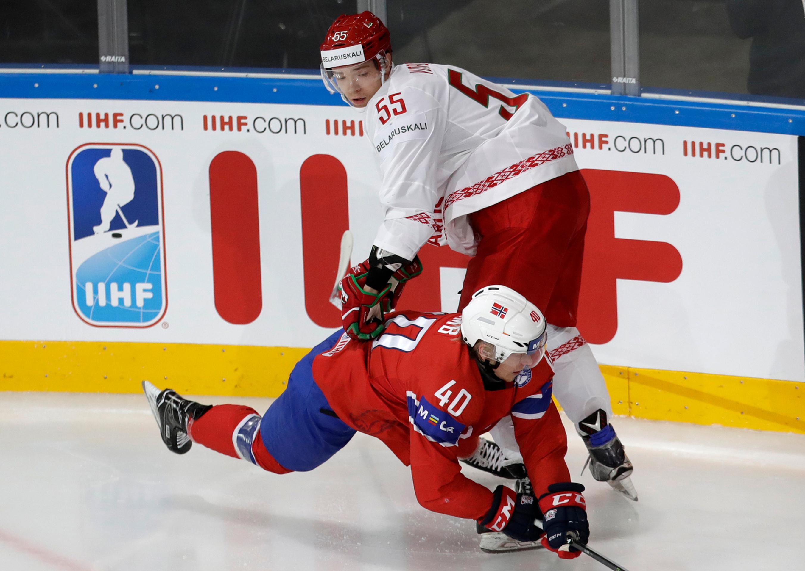 Nór Andre Olimb (dolu) a Bielorus Pavel Vorobej v súboji o puk.