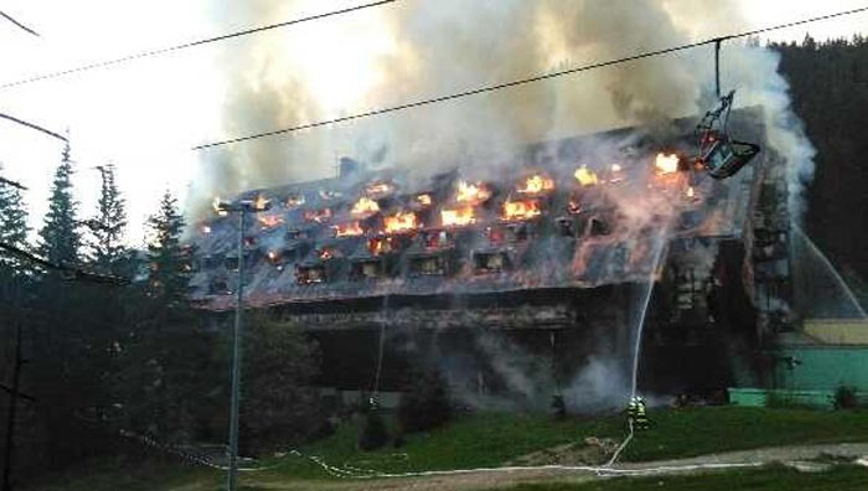 Pri požiari zomrel jeden muž, ďalších sedem ľudí je zranených.