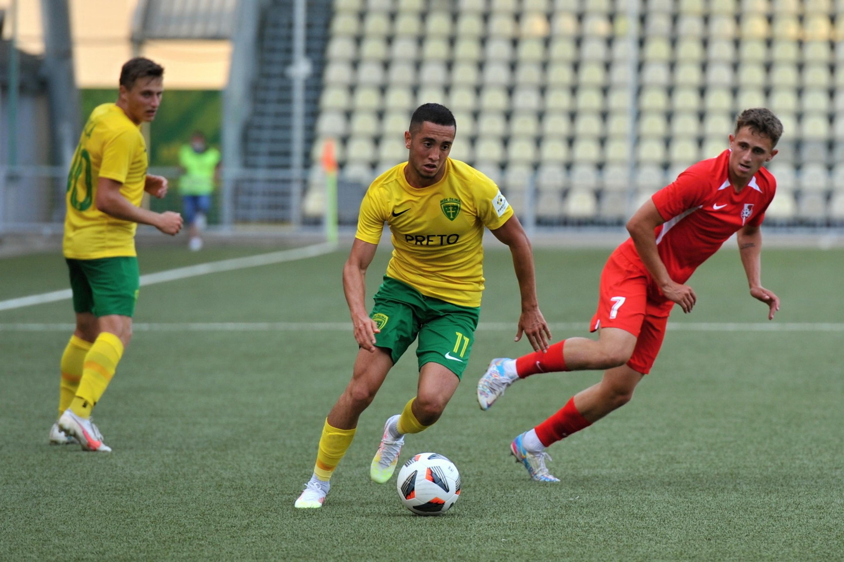 Na snímke uprostred Vahan Bičachčjan (MŠK Žilina) a vpravo Dominik Kríž (ŠKF Sereď).