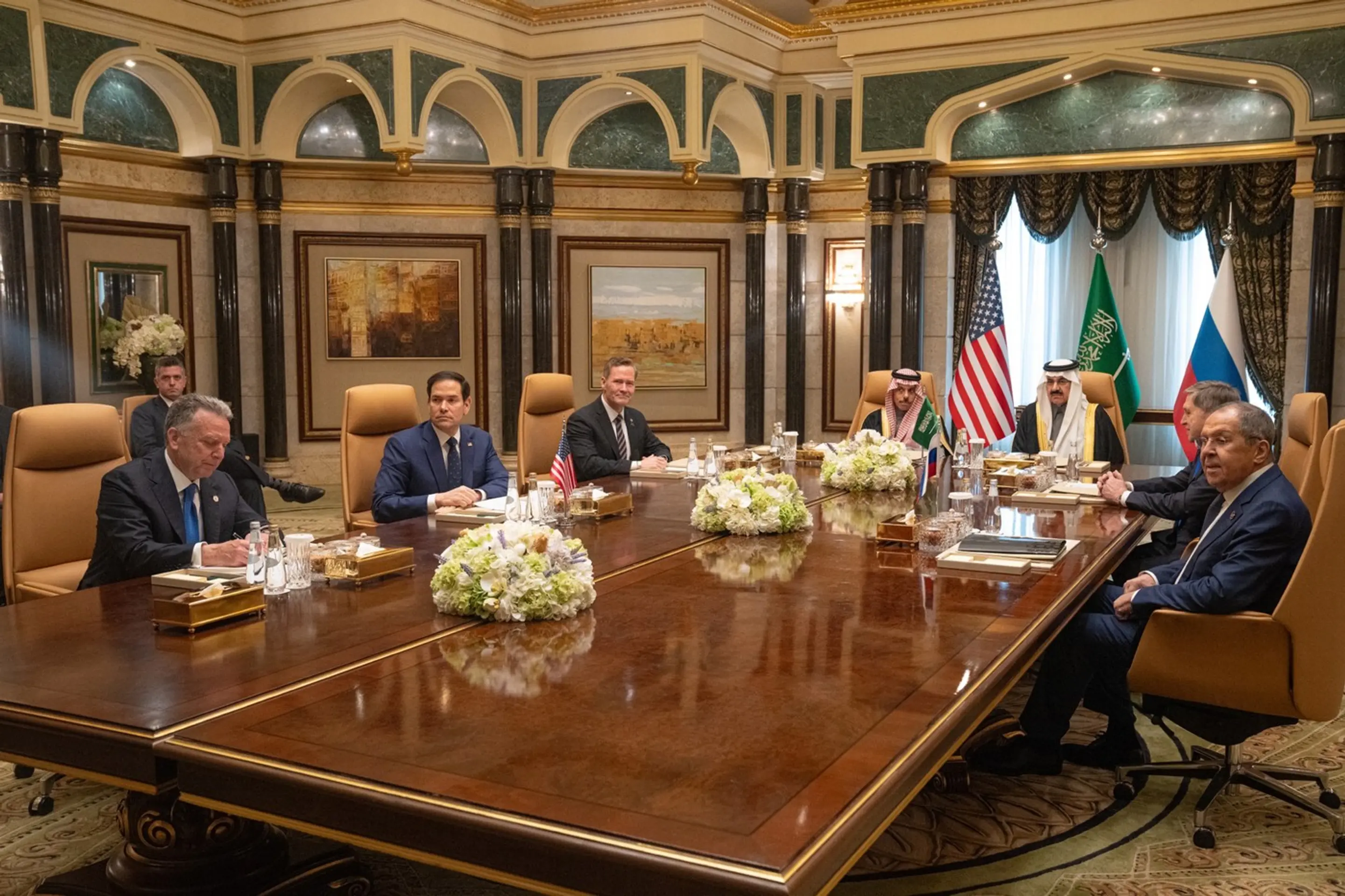 Delegácie USA a Ruska počas rokovania v Rijáde.