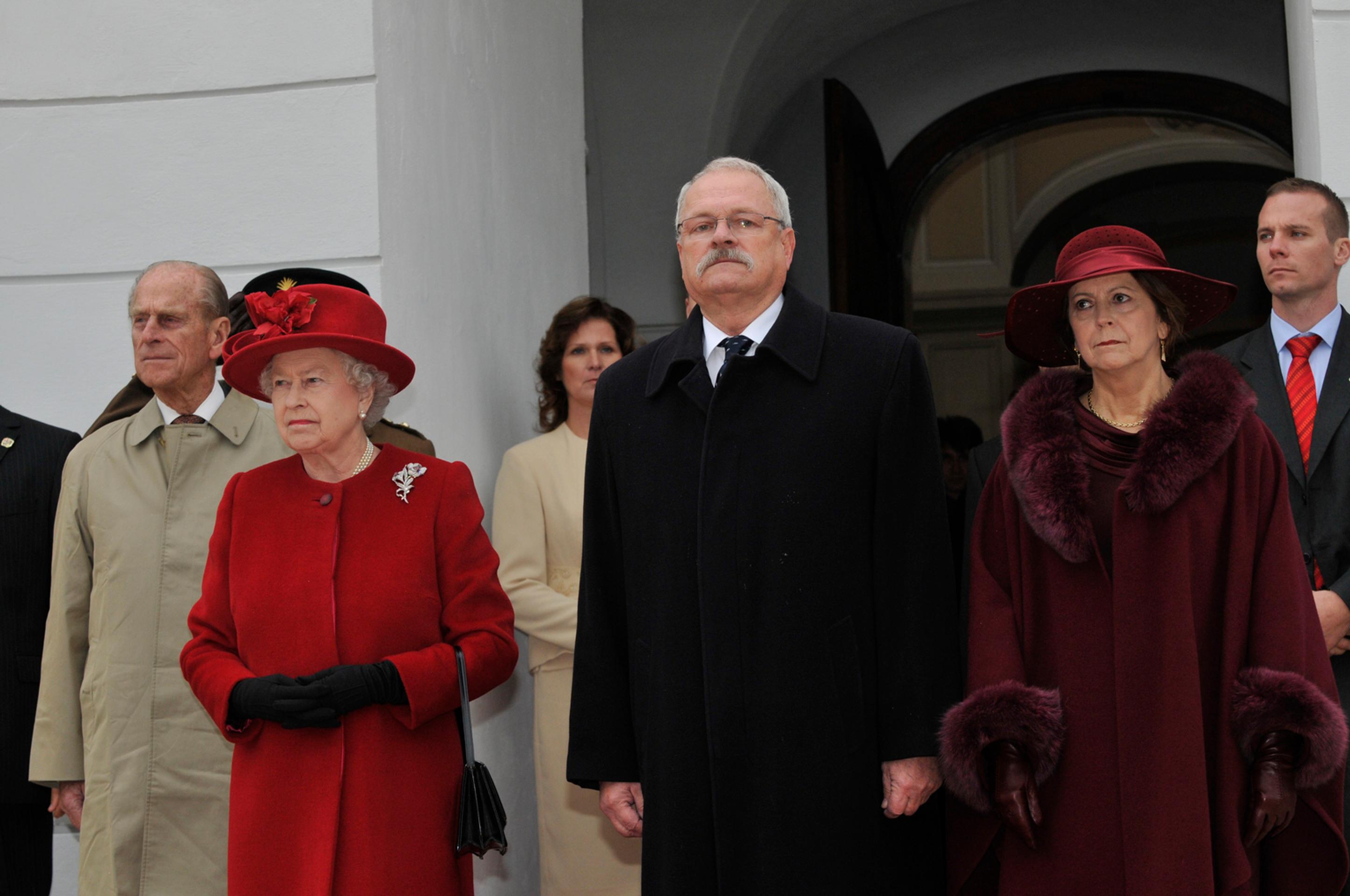 Kráľovná Alžbeta II. počas privítania pred Prezidentským palácom s Ivanom Gašparovičom, princ Philip stojí za ňou.