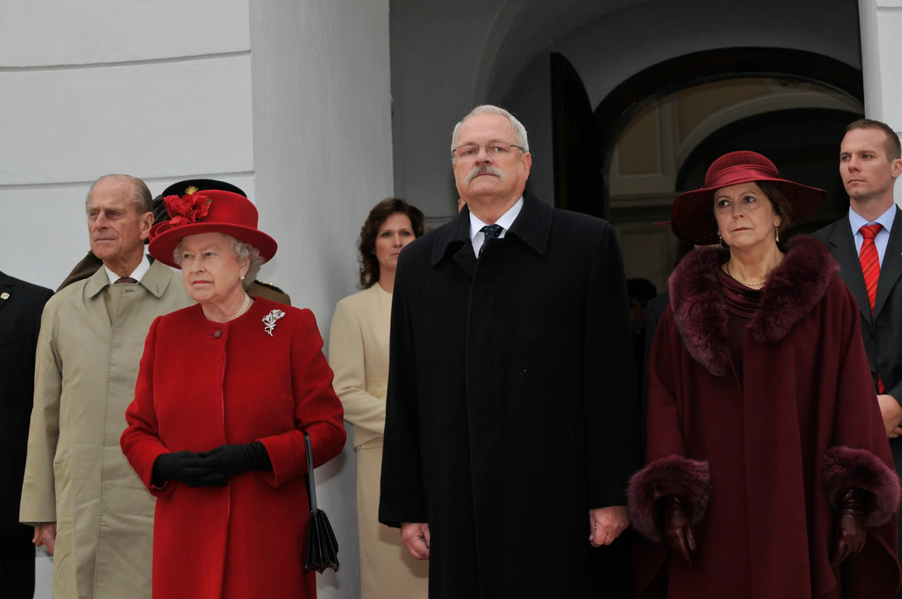 Kráľovná Alžbeta II. počas privítania pred Prezidentským palácom s Ivanom Gašparovičom, princ Philip stojí za ňou.
