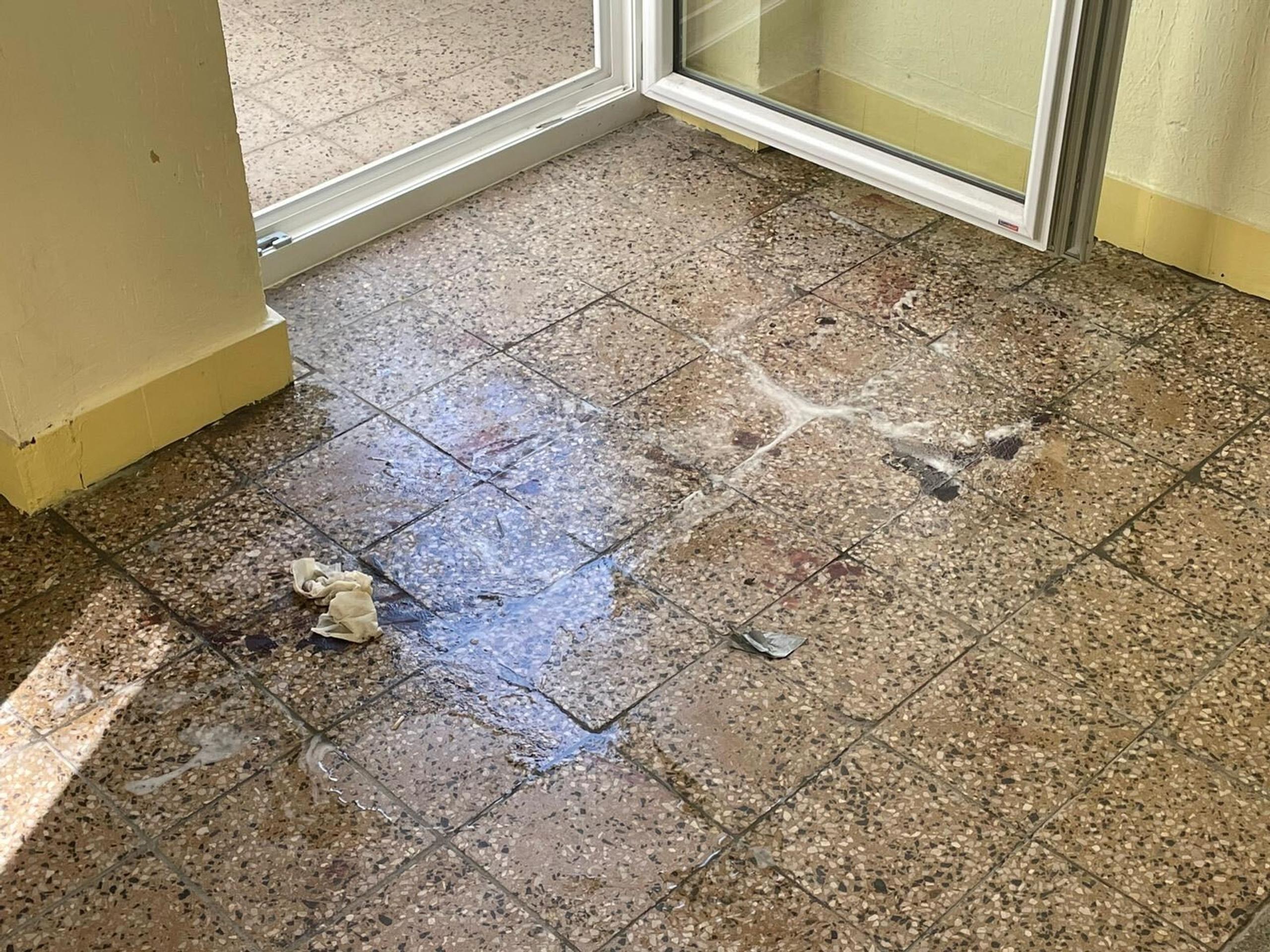 Miesto, kde policajt usmrtil strelca z Dúbravky, lemujú diery po projektiloch