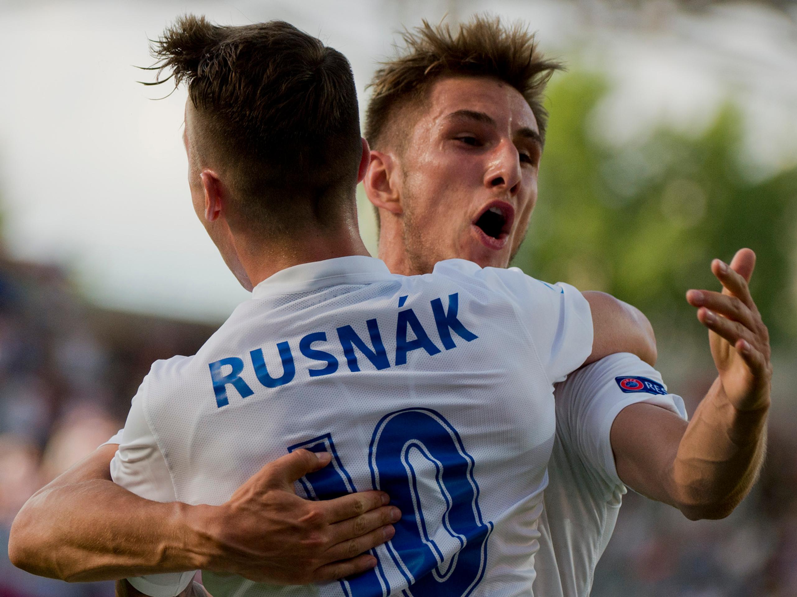 Radosť Alberta Rusnáka (vľavo) a strelca Martina Chriena po góle v zápase proti Anglicku na ME 21.