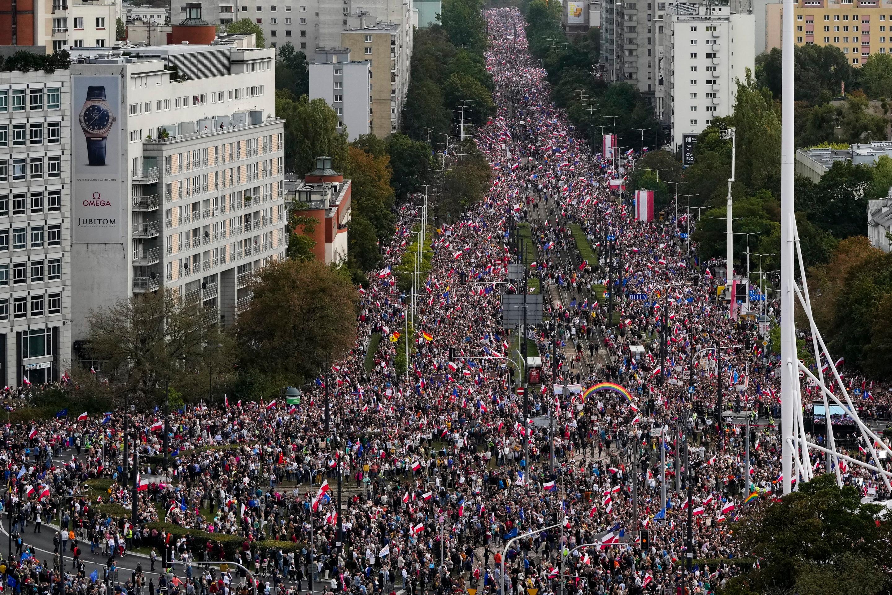 Protivládna demonštrácia v centre Varšavy