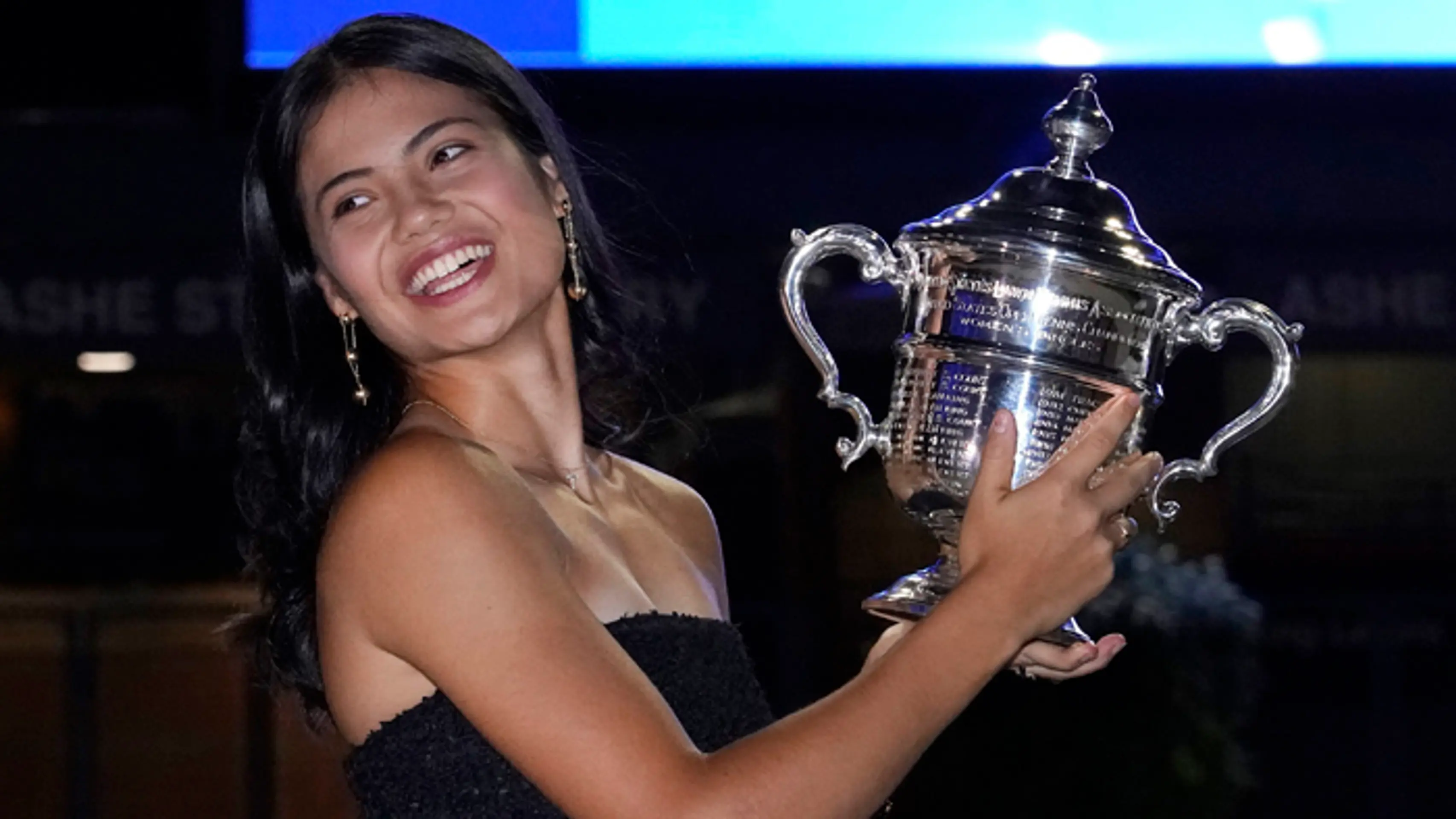 Emma Raducanuová s trofejou US Open.