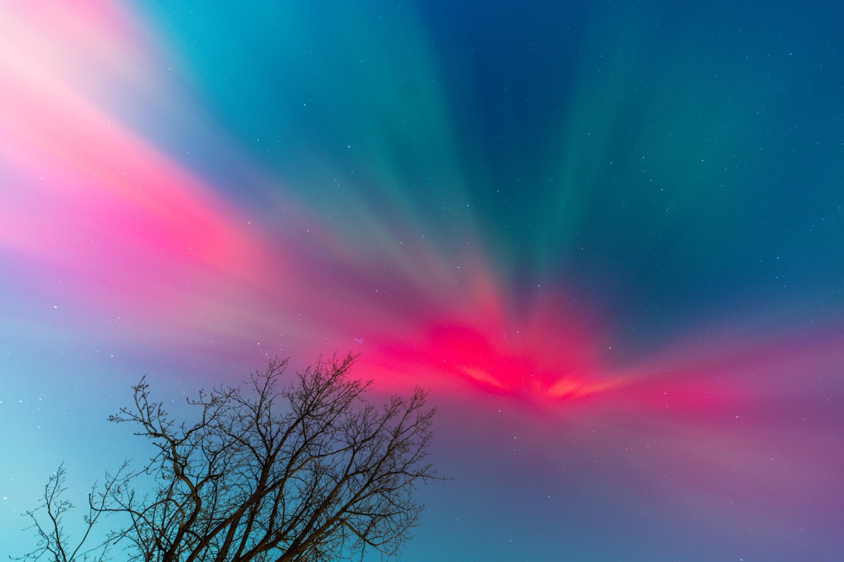 Polárna žiara nad Minneapolisom v štáte Minnesota.