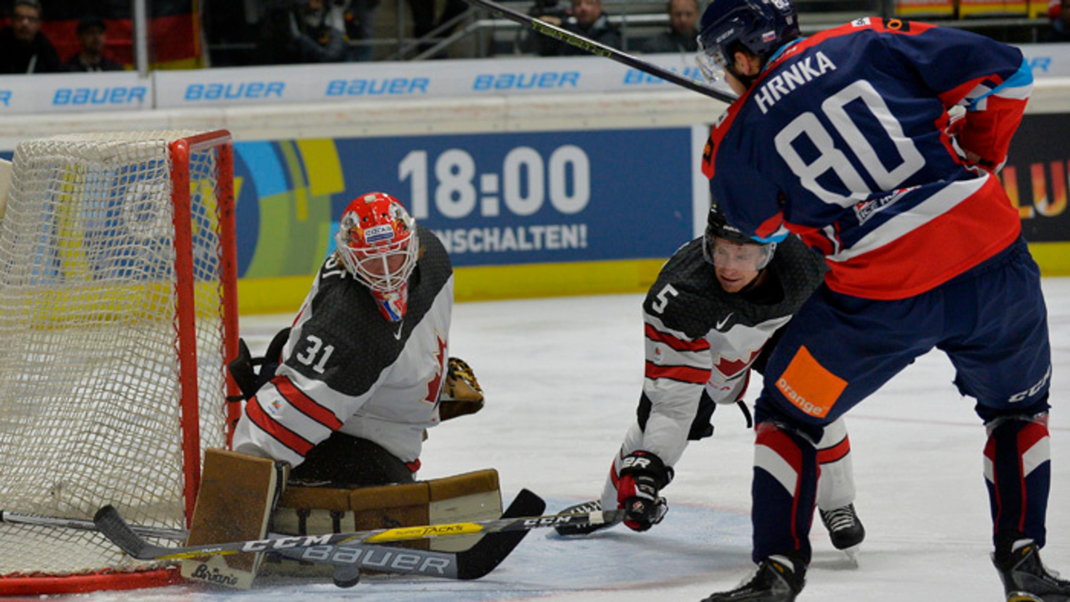 Tomáš Hrnka a kanadský brankár Barry Brust. 