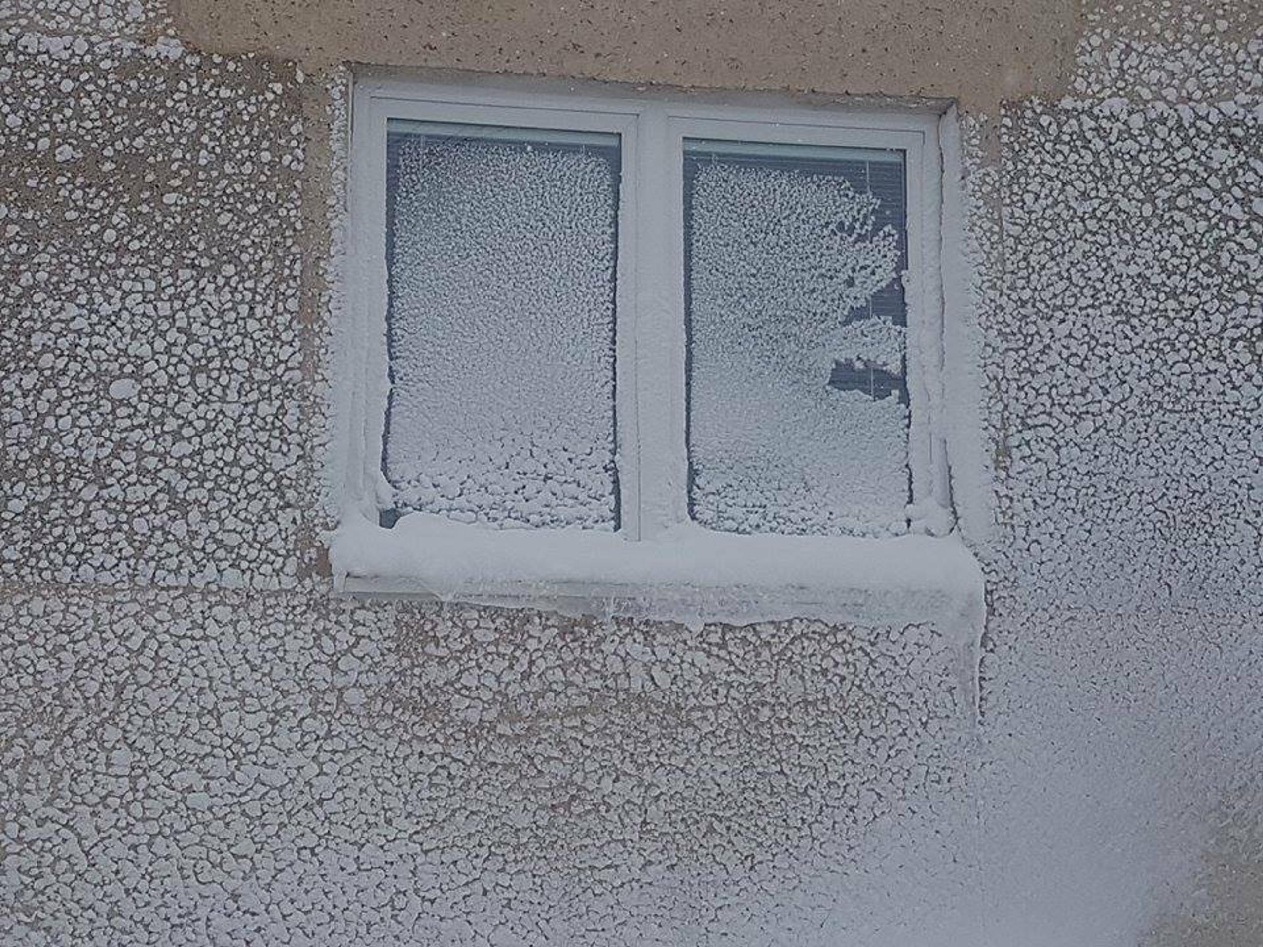 Zasnežené okno v Šuňave.