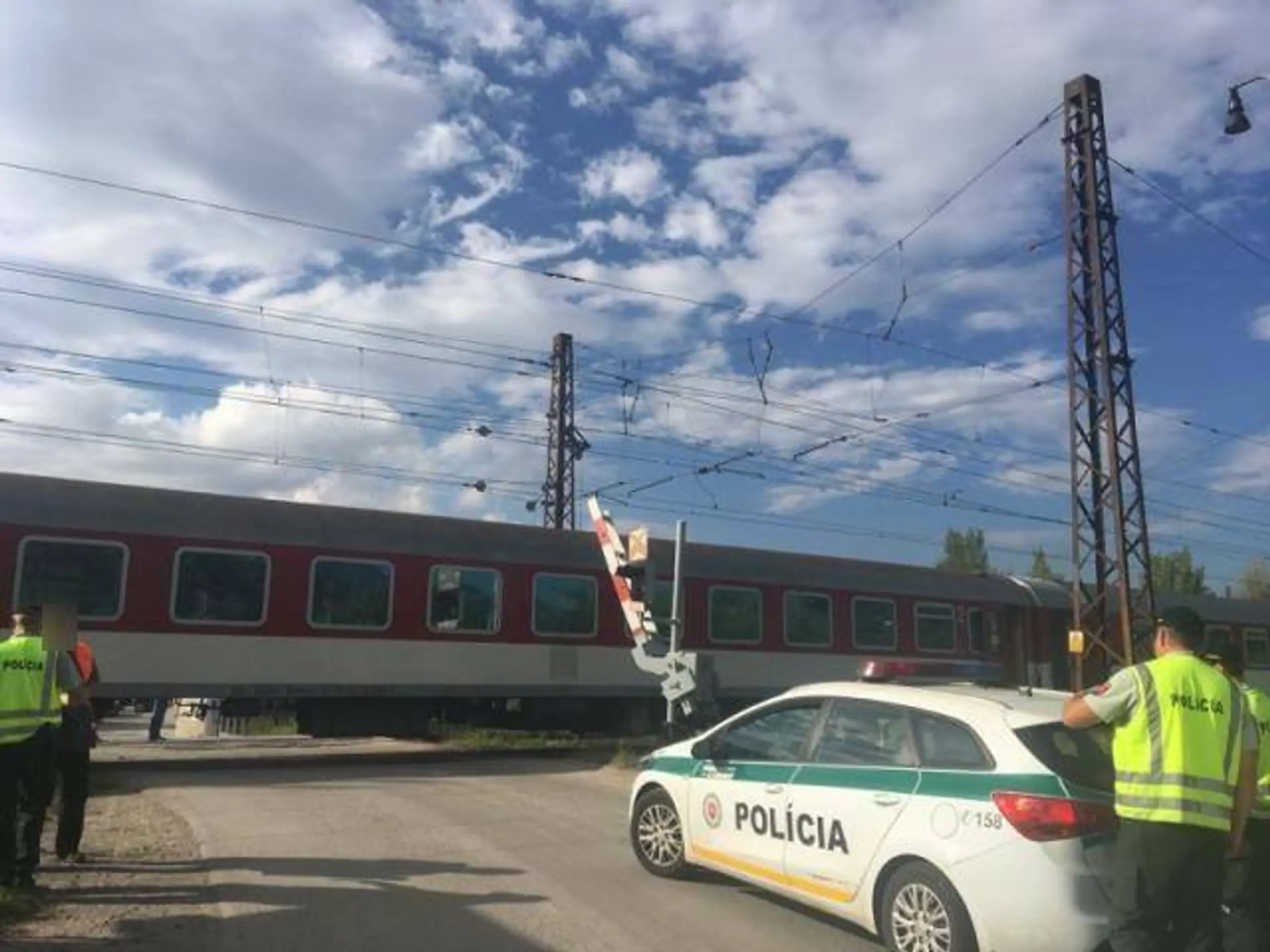 Kamión sa zasekol medzi závorami, oproti sa vyrútil rýchlik 