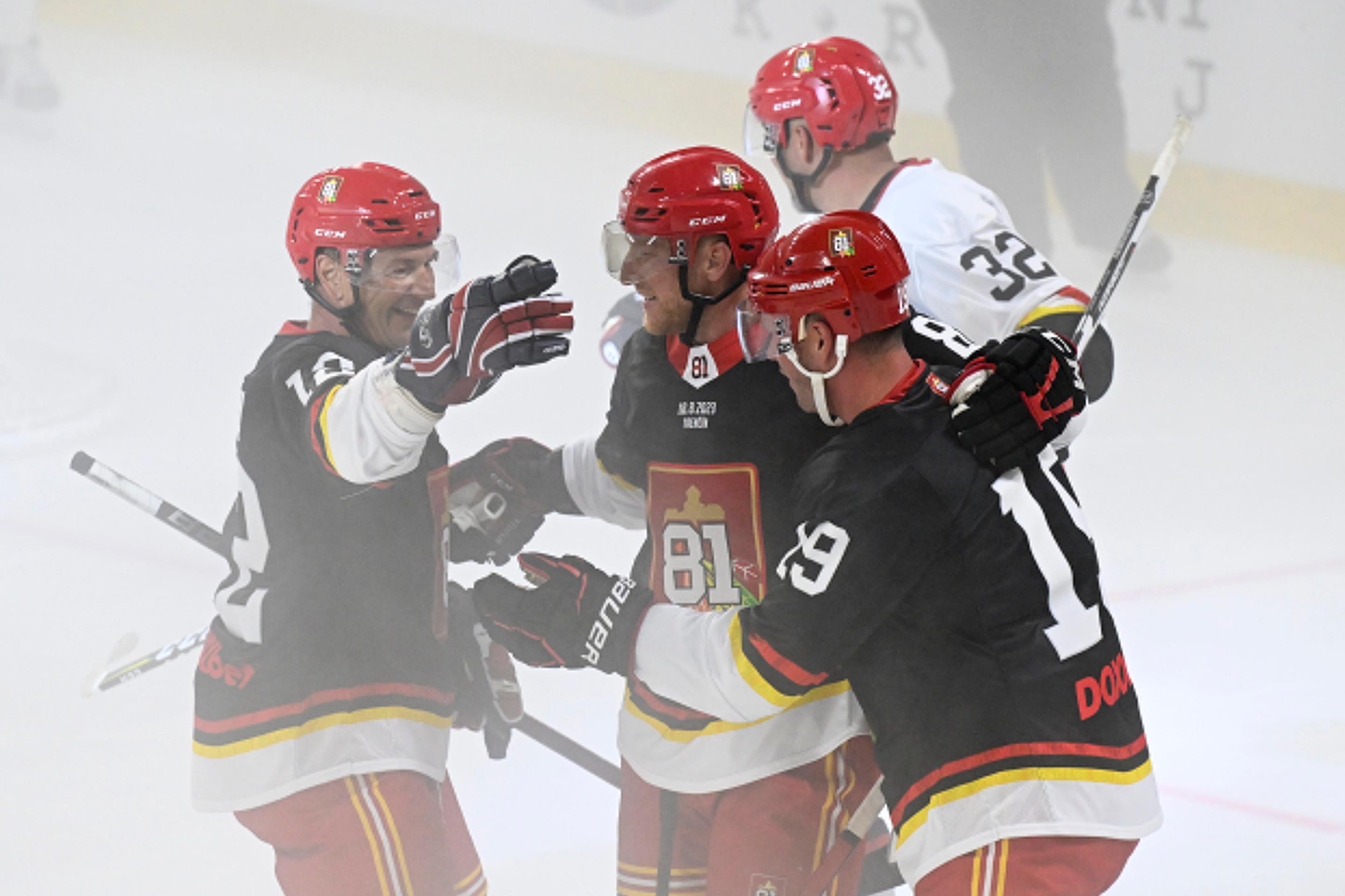 Peter Bondra, Marián Hossa a Jonathan Toews počas rozlúčkového zápasu Mariána Hossu - Goodbye Game 81