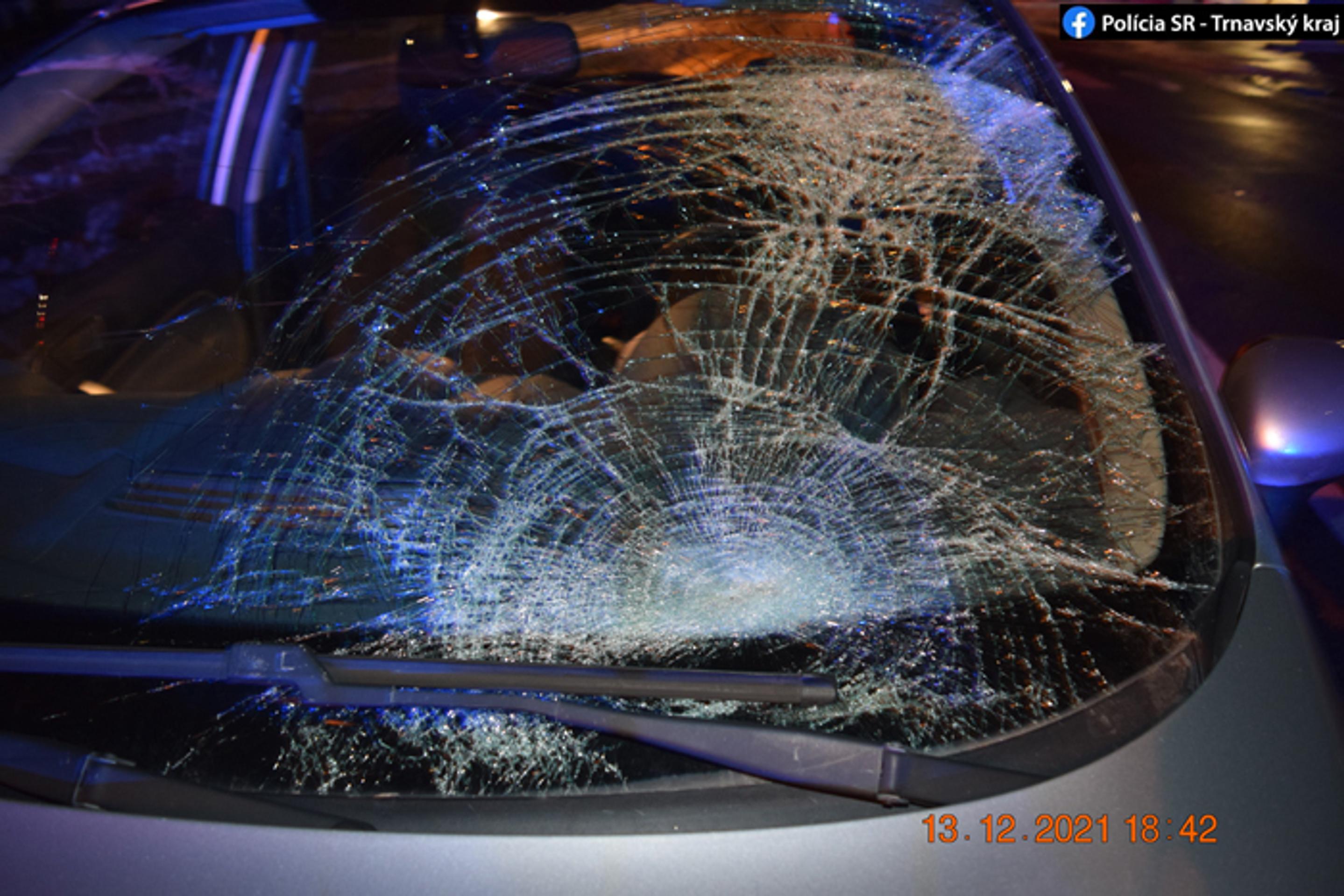 Rozbité čelné sklo na aute, ktorým vodič zrazil v Galante matku s dcérou.