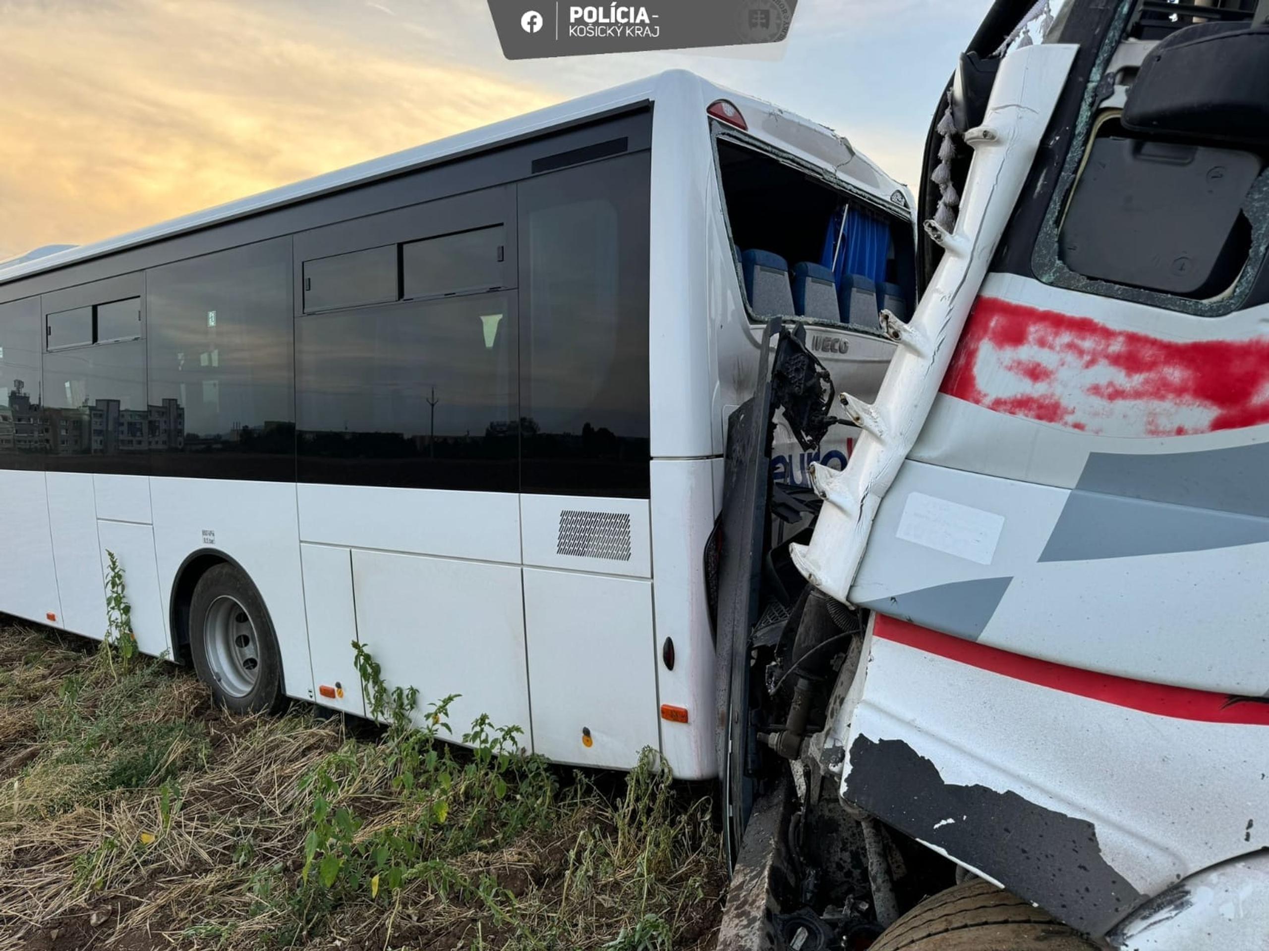 Zrážka kamiónu s autobusom na východe