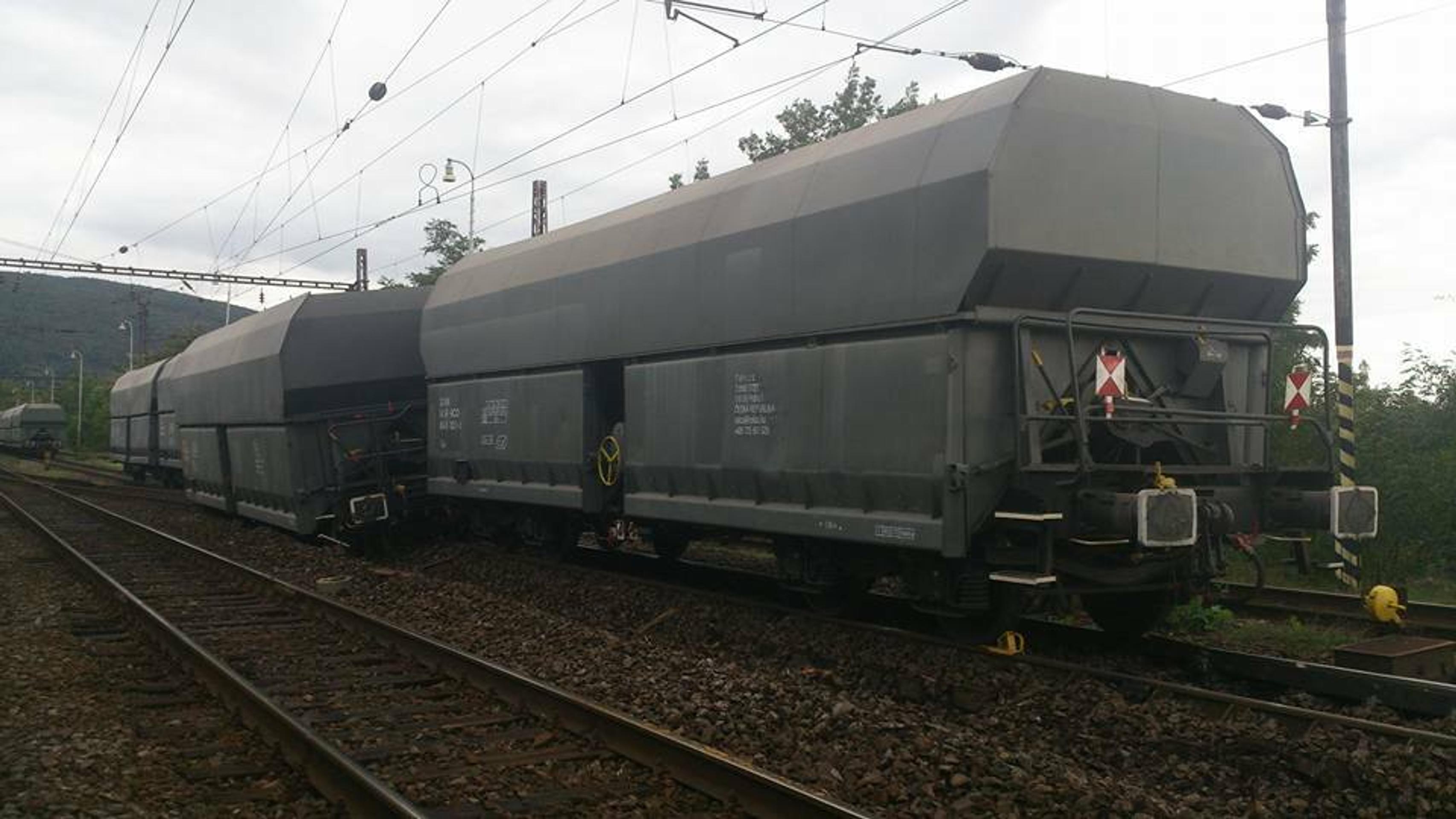 Vykoľajený vlak v Devínskej Novej Vsi.