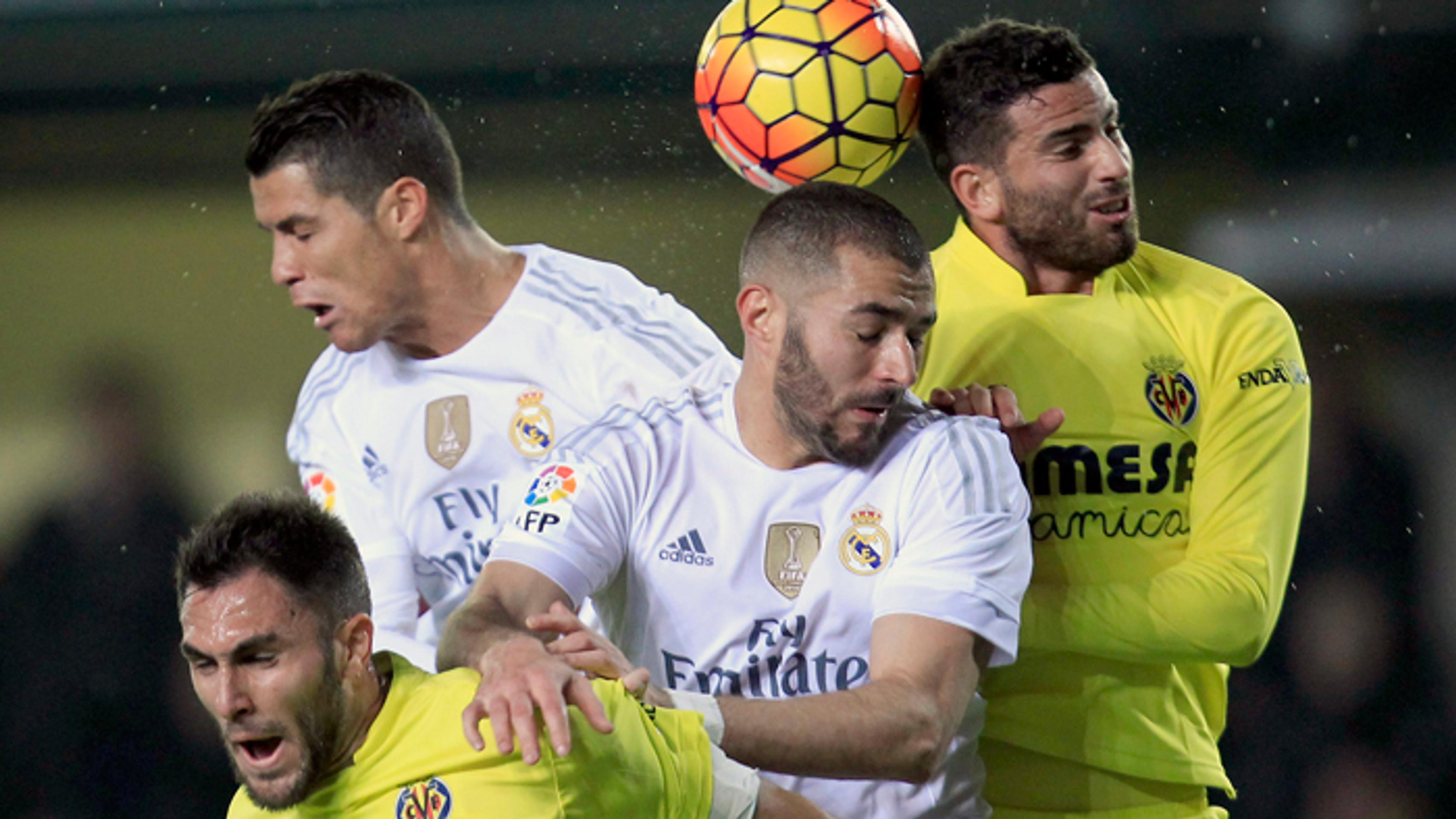 Karim Benzema, Cristiano Ronaldo (Real Madrid) bojujú o loptu Mateom Musacchiom a Victorom Ruizom (Villarreal).