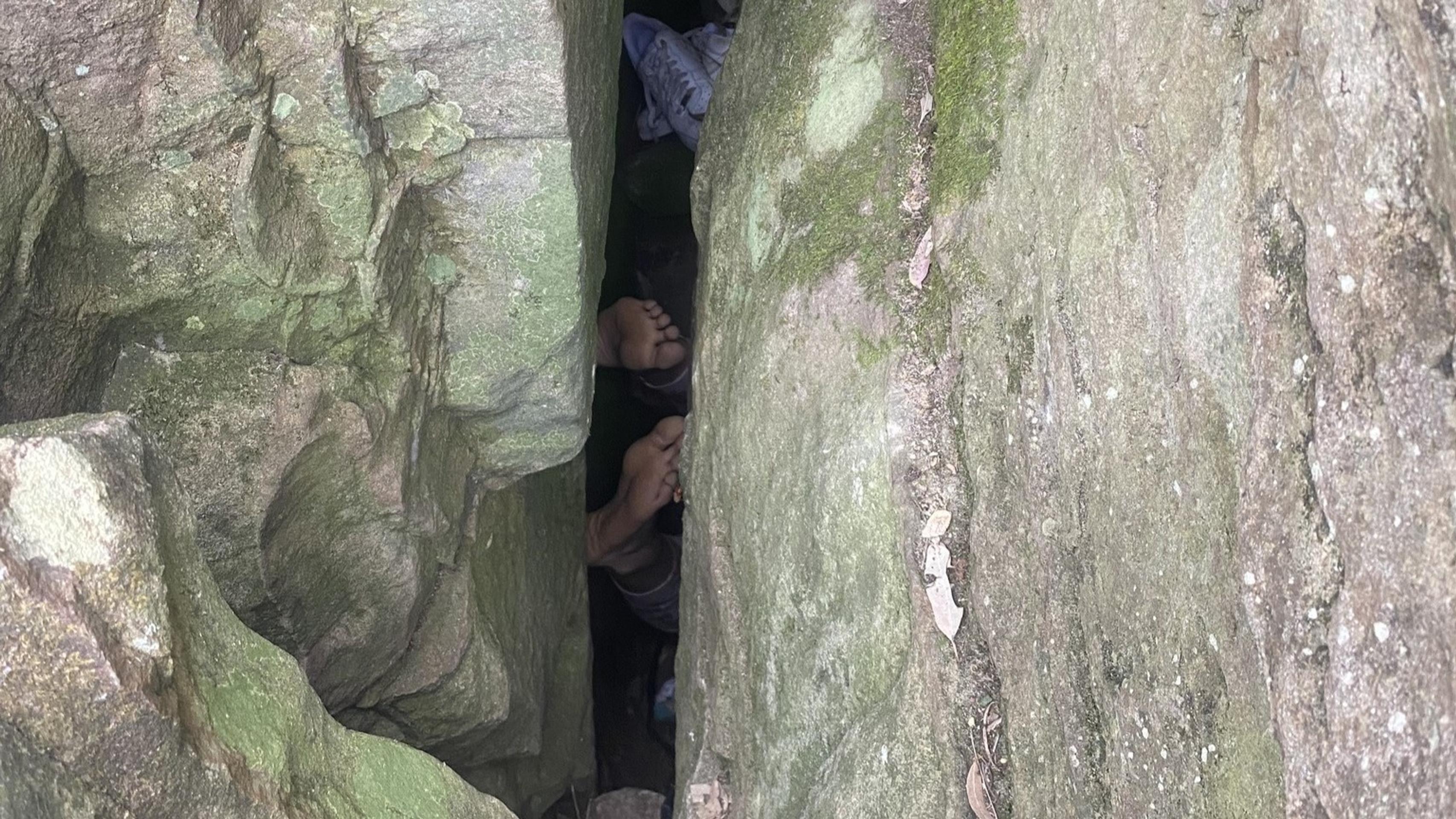 Žena zaseknutá v štrbine medzi balvanmi