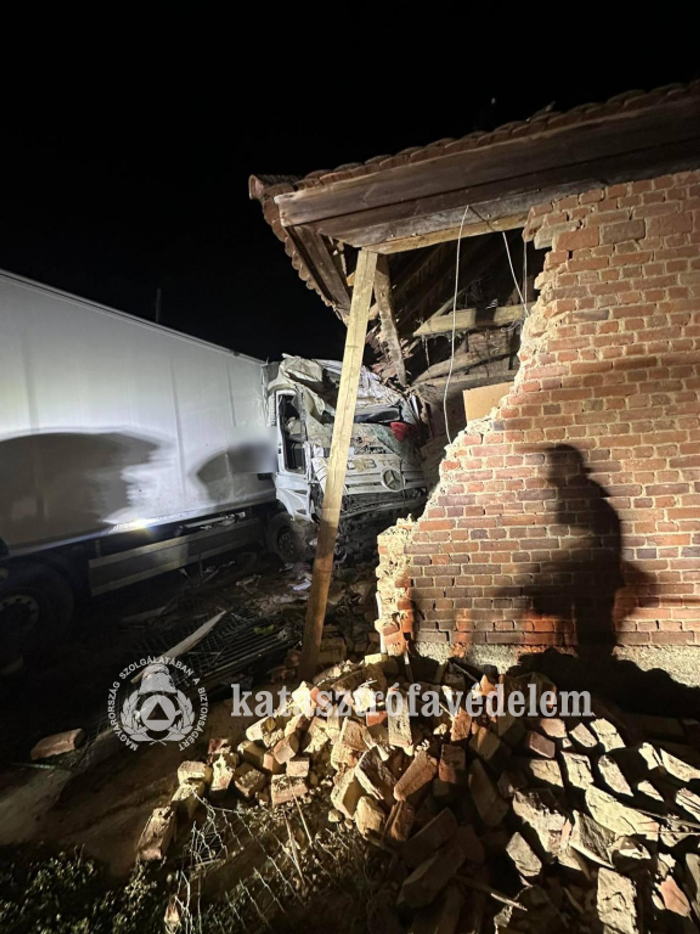 Slovenský kamión narazil do múru rodinného domu v Maďarsku