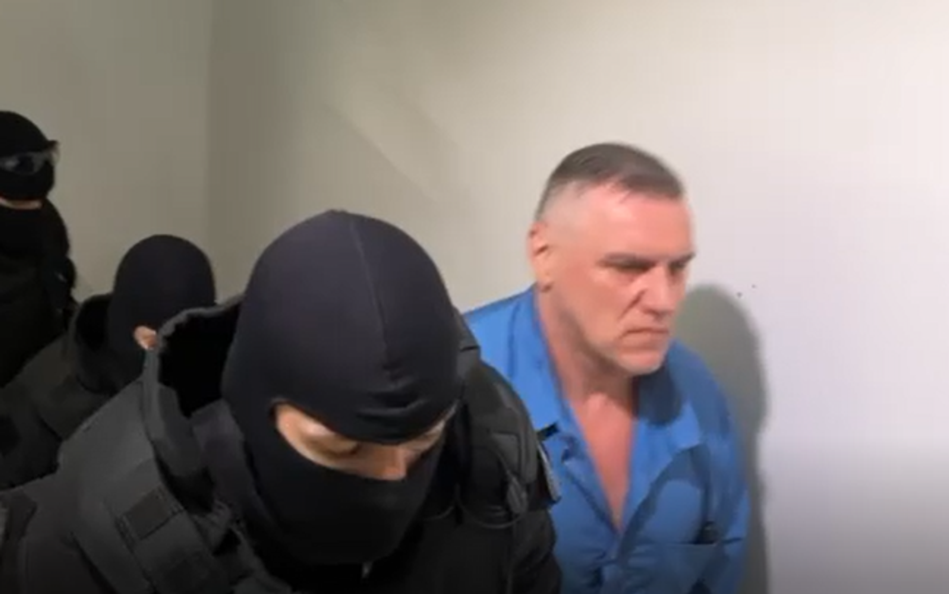 Mikuláš Černák prichádza na súdne pojednávanie.