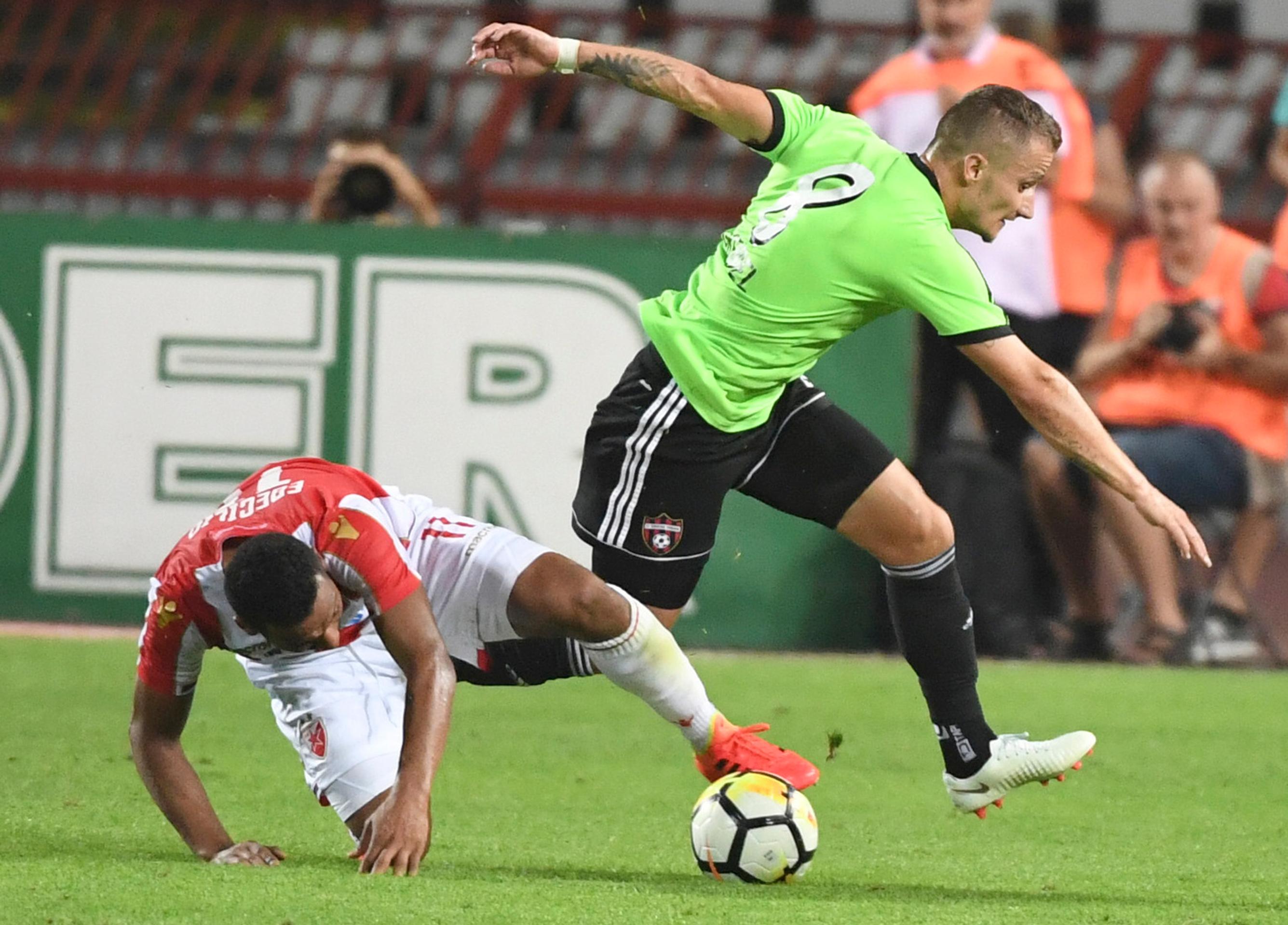 Erik Grendel (vpravo) z Trnavy bojuje o loptu s Lorenzom Ebeciliom z Crvenej zvezdy v stretnhtí 3. predkola LM.