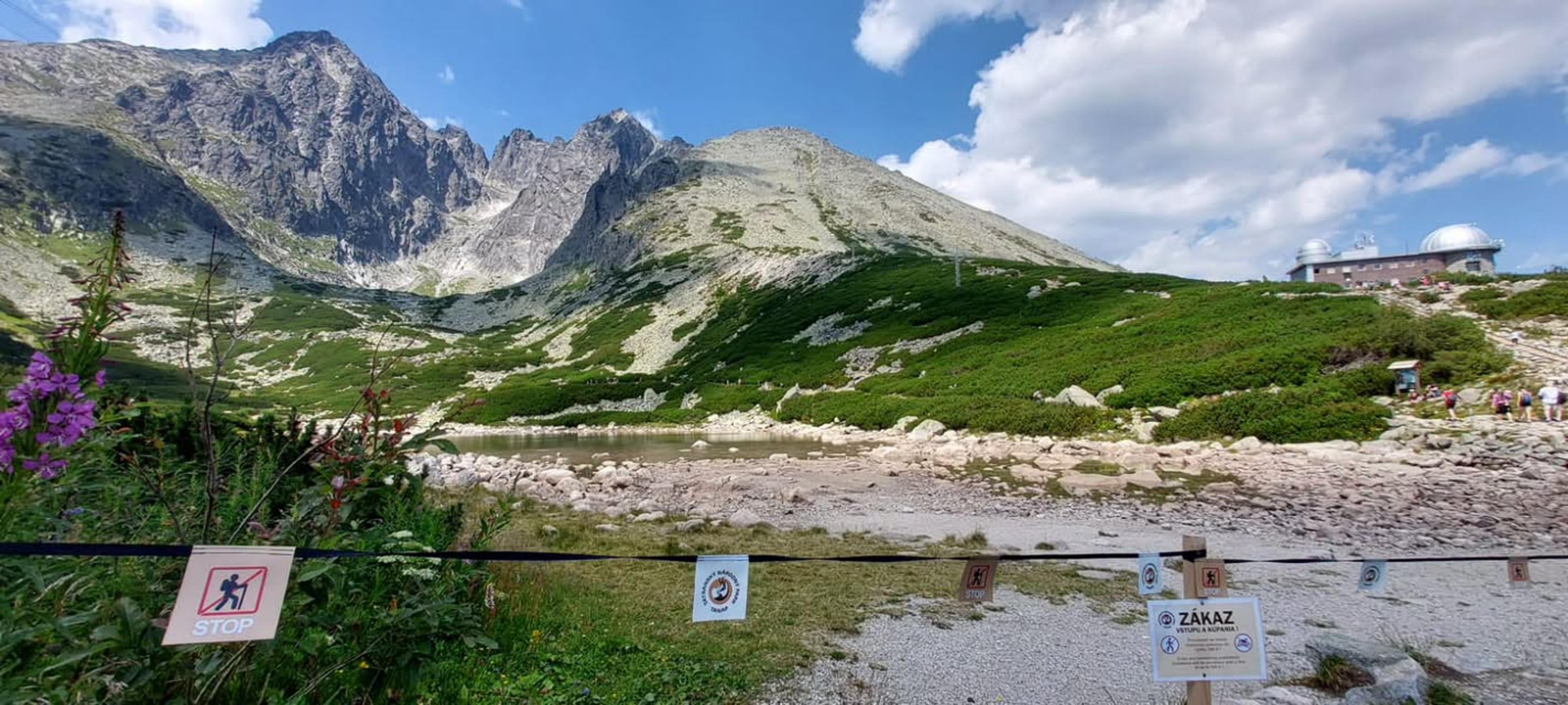 Tatry sprísňujú kontroly po prípadoch kúpania v plesách.