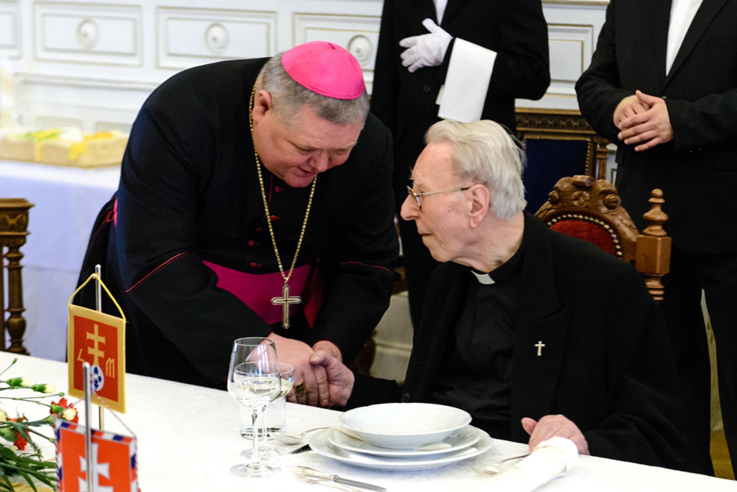 Ján Chryzostom Korec a nitriansky biskup Viliam Judák.