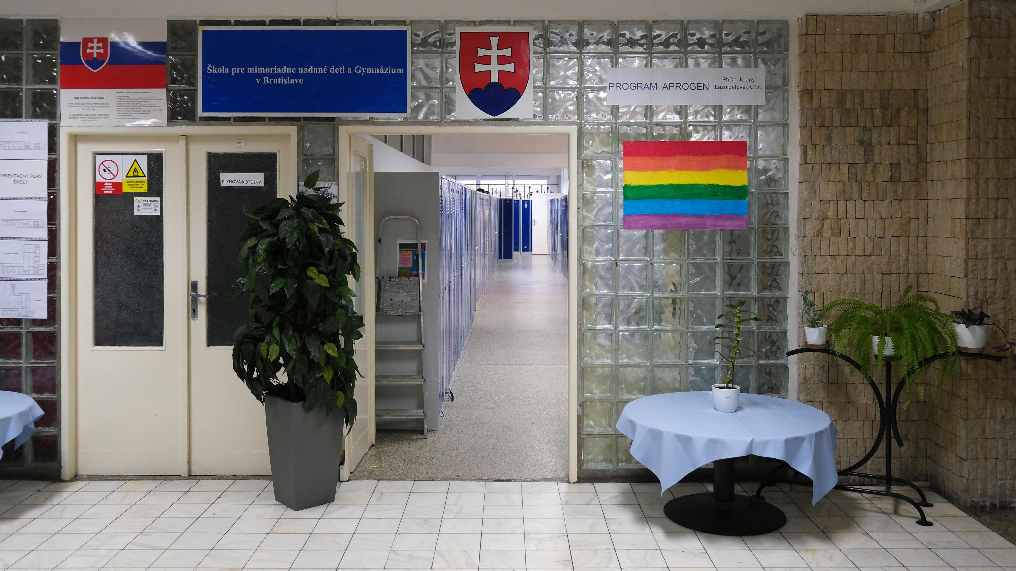 Dúhové vlajky v škole.