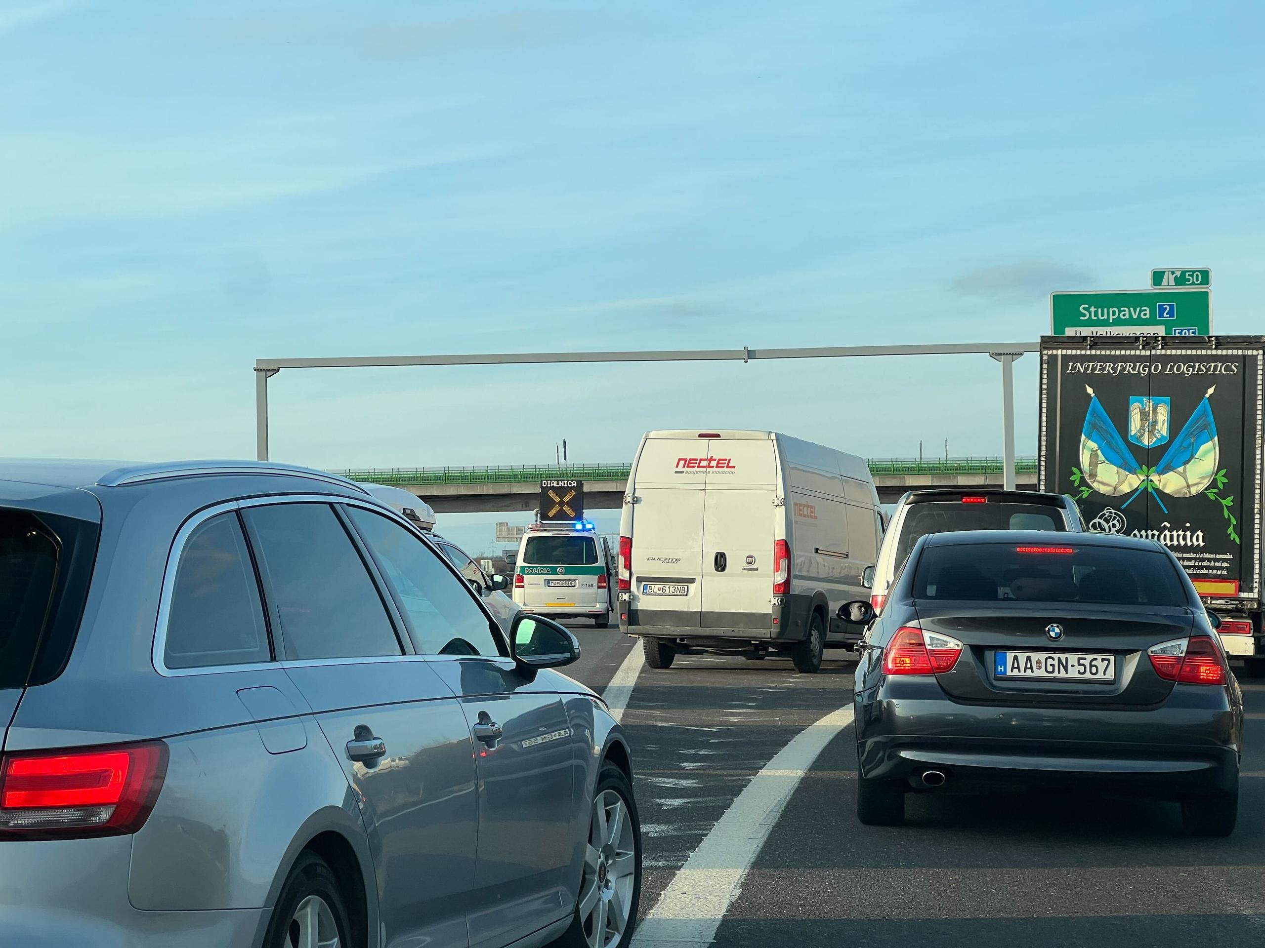 Uzavretá diaľnica D2.