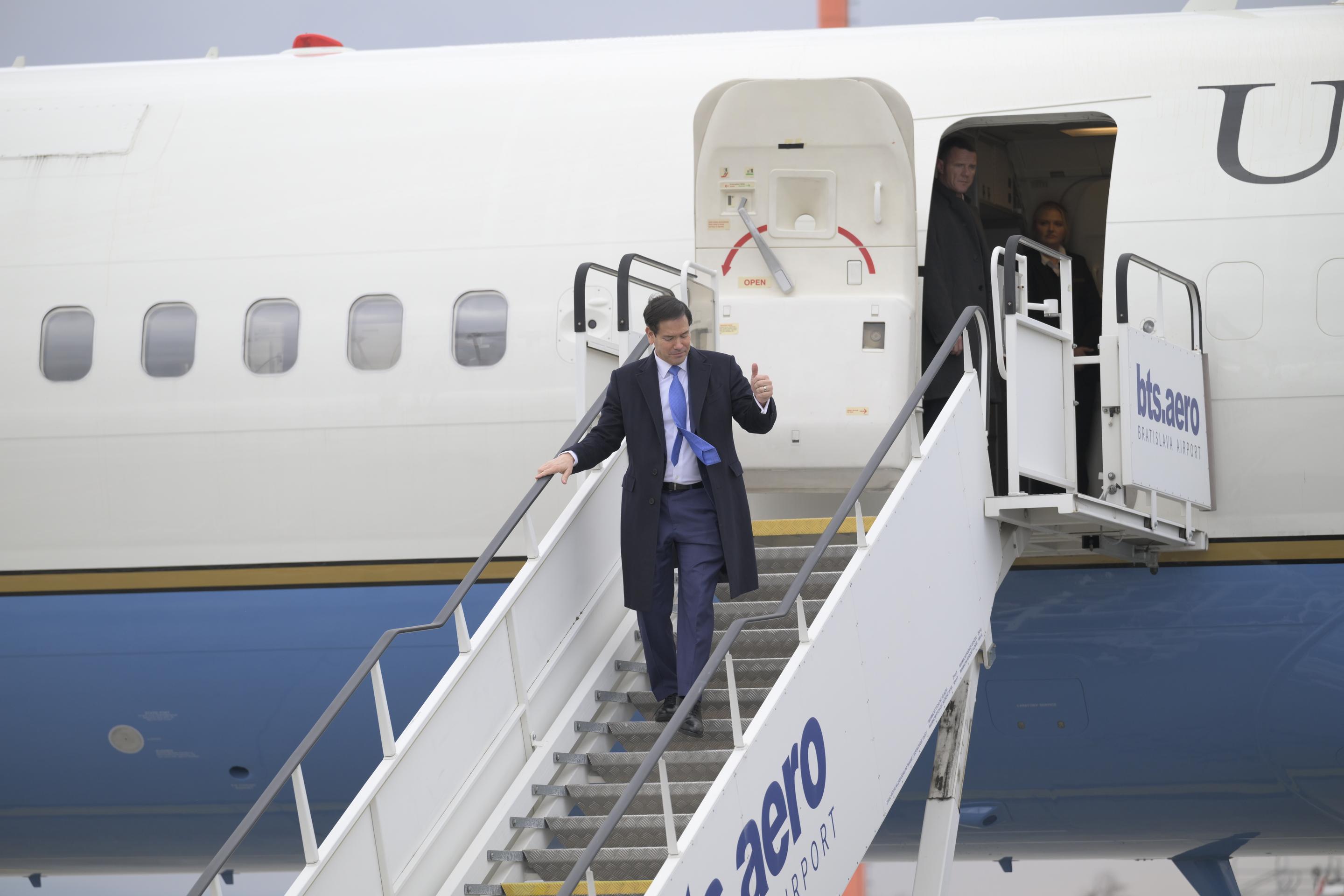 Na snímke americký minister zahraničných vecí Marco Rubio vystupuje z lietadla na bratislavskom Letisku Milana Rastislava Štefánika.