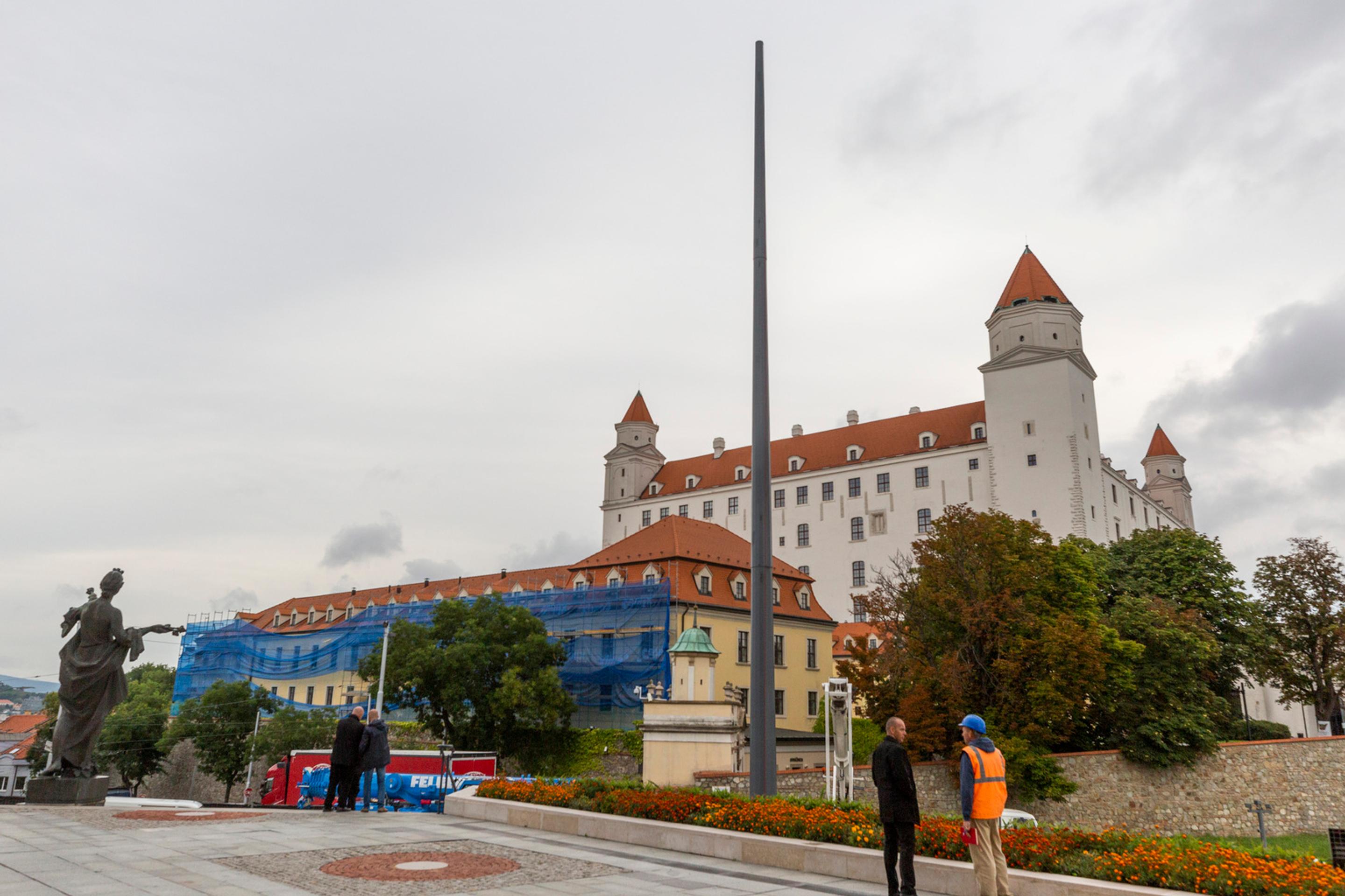 Stožiar pred parlamentom.