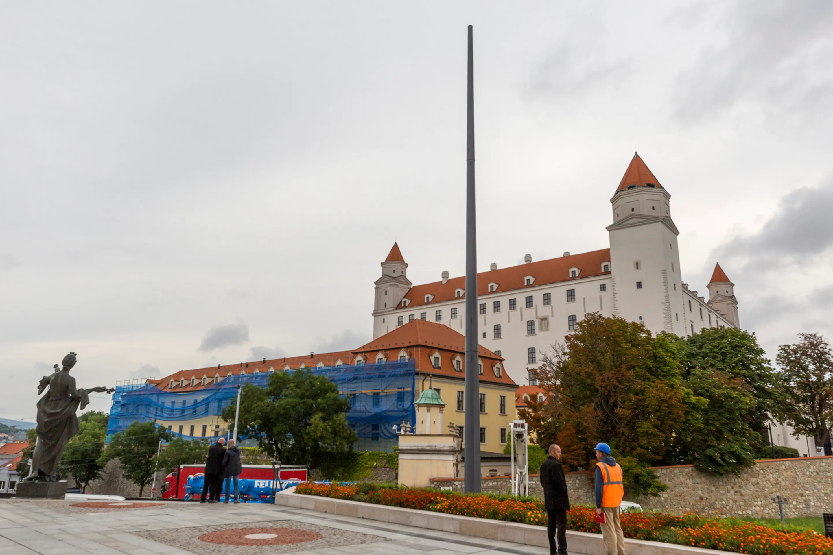 Stožiar pred parlamentom.