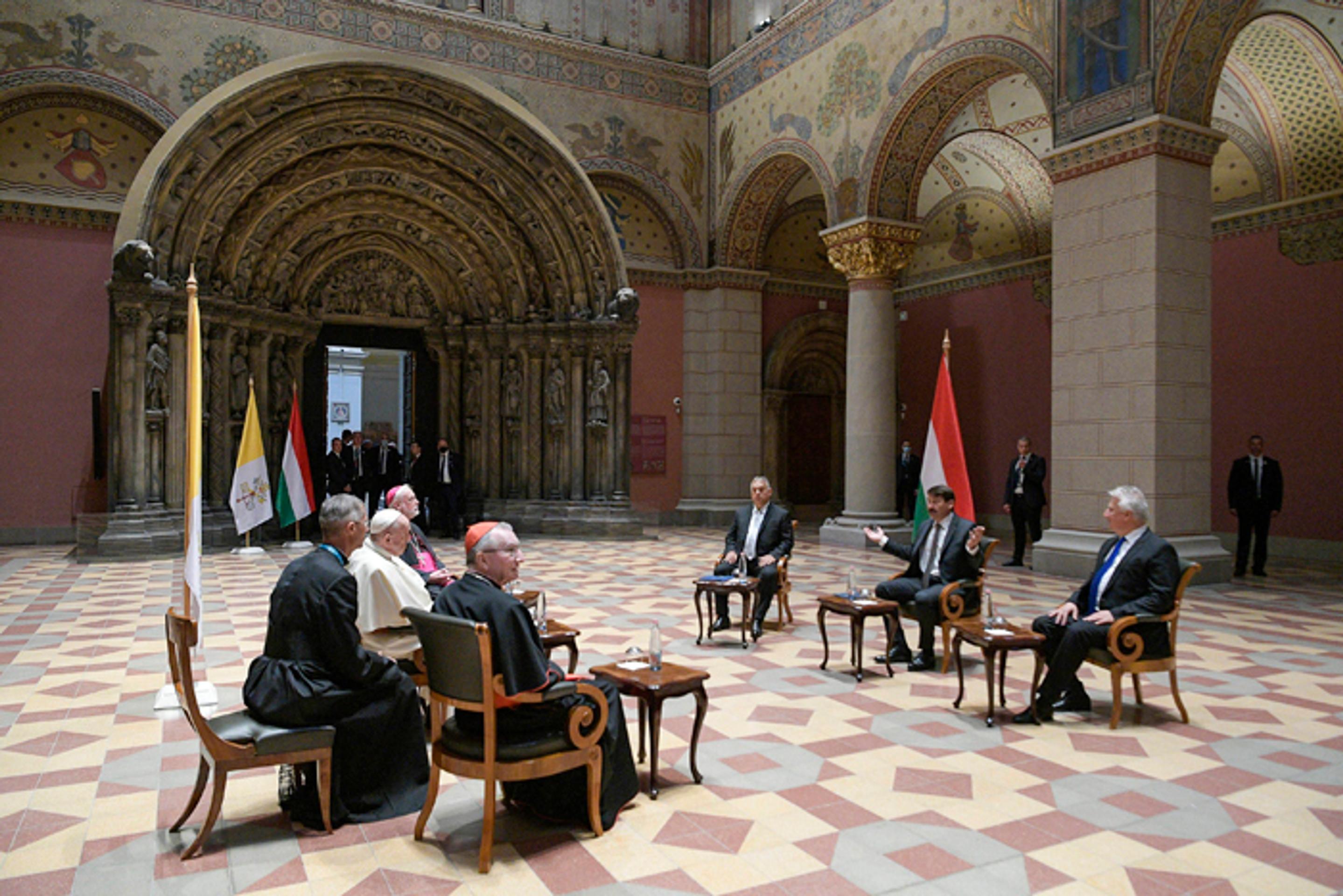 Pápež František (tretí vľavo), maďarský prezident János Áder (druhý vpravo) a premiér Viktor Orbán (tretí vpravo).