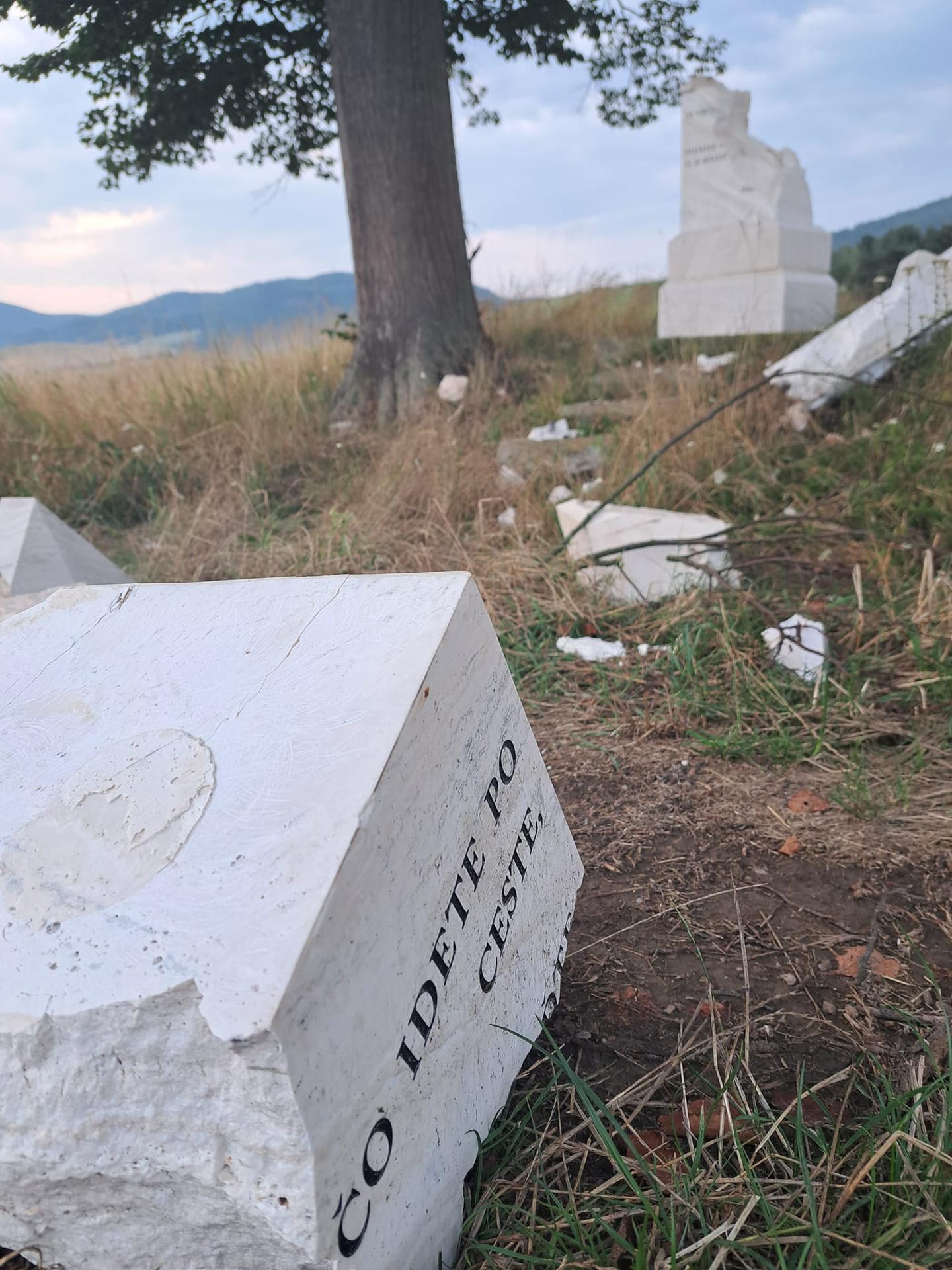 Zničený kríž v obci Kluknava