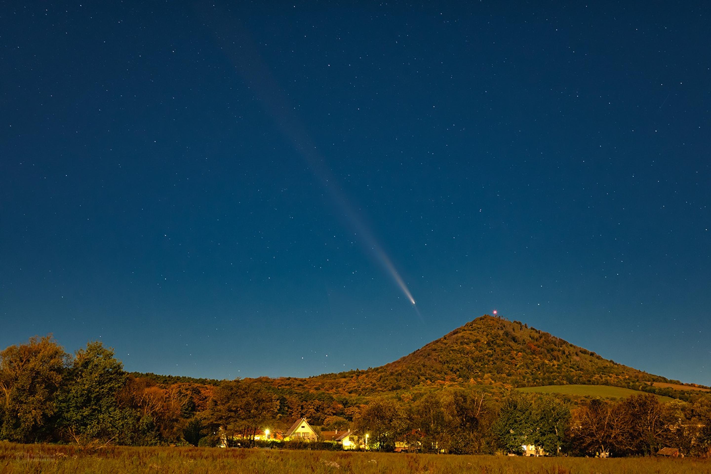 Kométa Tsuchinshan–ATLAS nad vrchom Lysá Stráž odfotená zo Záhradného.