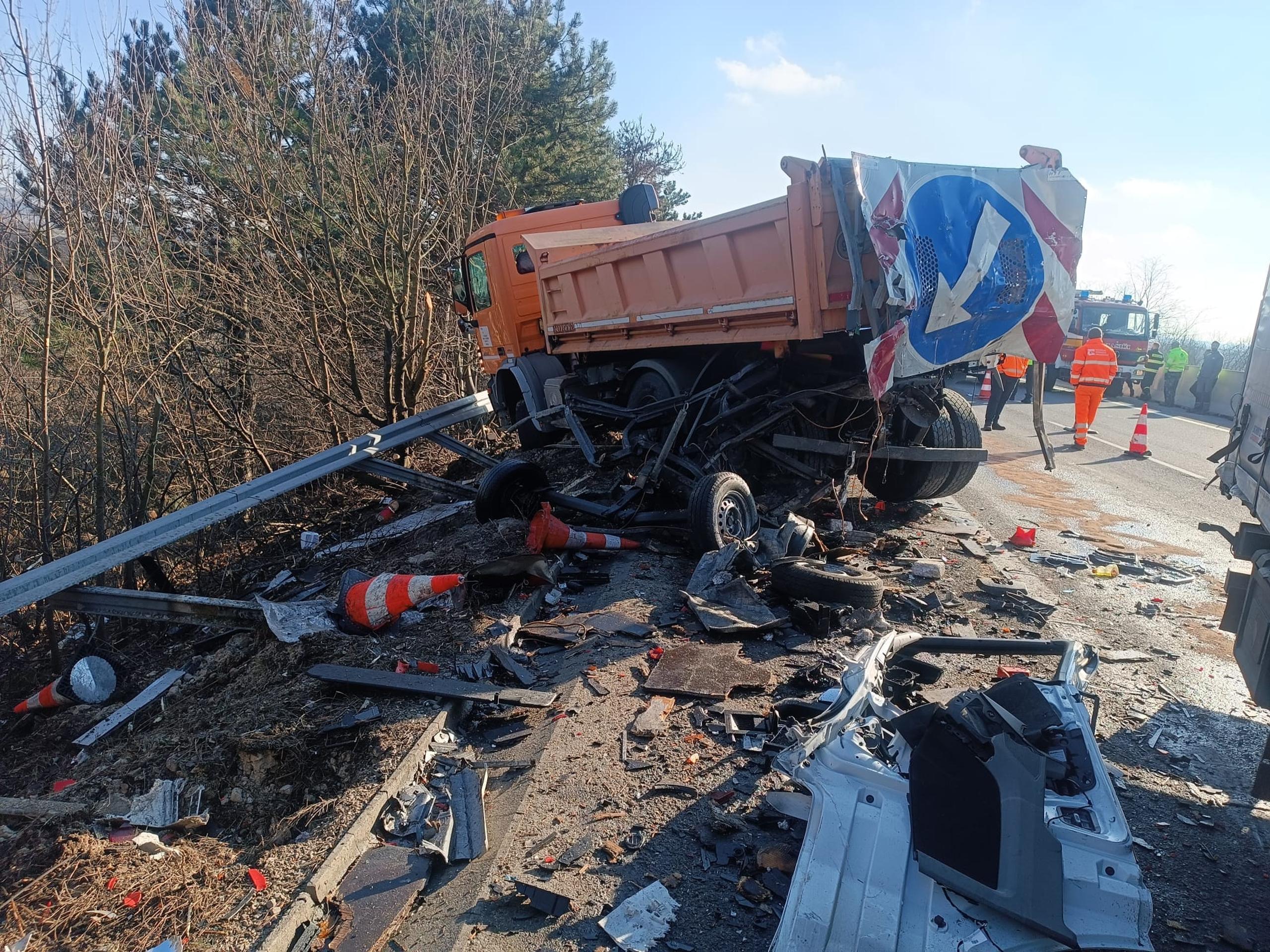 Do cestárskeho auta nabúral kamión.