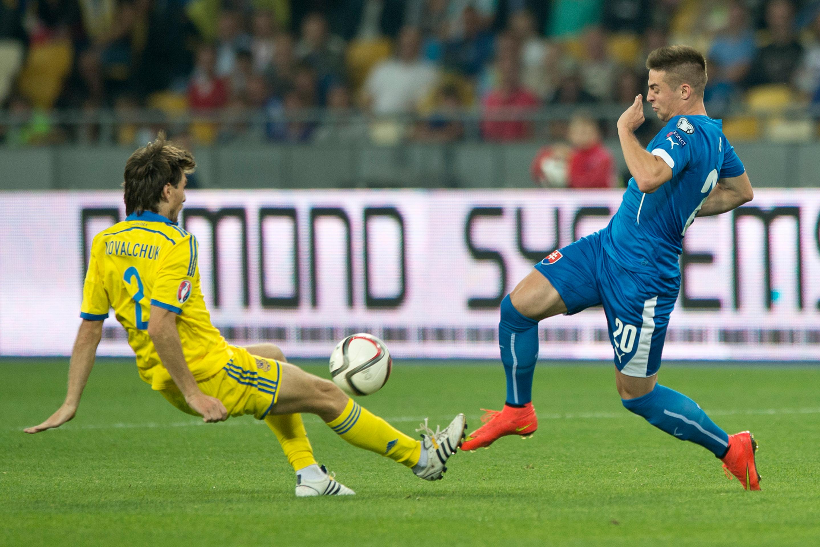 Róbert Mak v súboji Kyrylom Kovaľčukom počas zápasu C-skupiny Ukrajina - Slovensko kvalifikácie na EURO 2016.