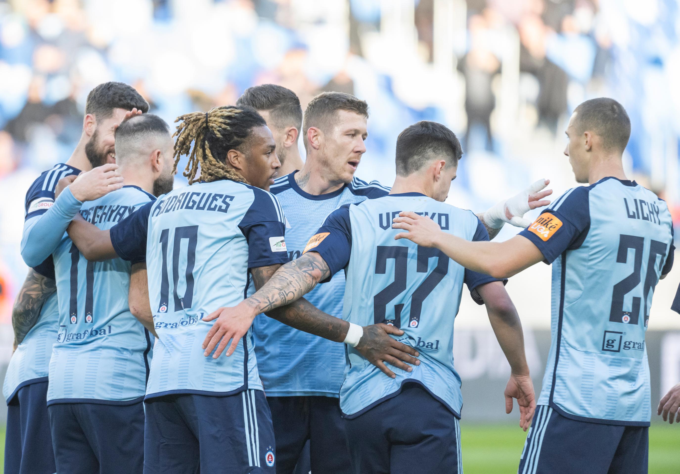 Tretí zľava Gerson Rodrigues (Slovan) oslavuje gól so spoluhráčmi v 20. kole Niké ligy proti Zlatým Moravciam.