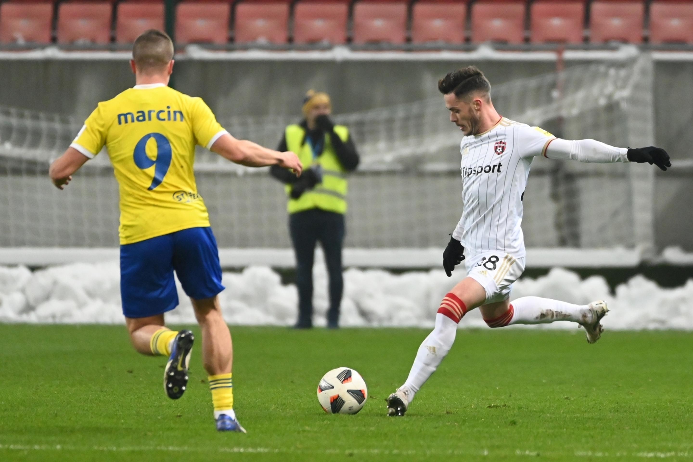 Sprava Martin Bukata z Trnavy a hráč Michaloviec Matúš Marcin.