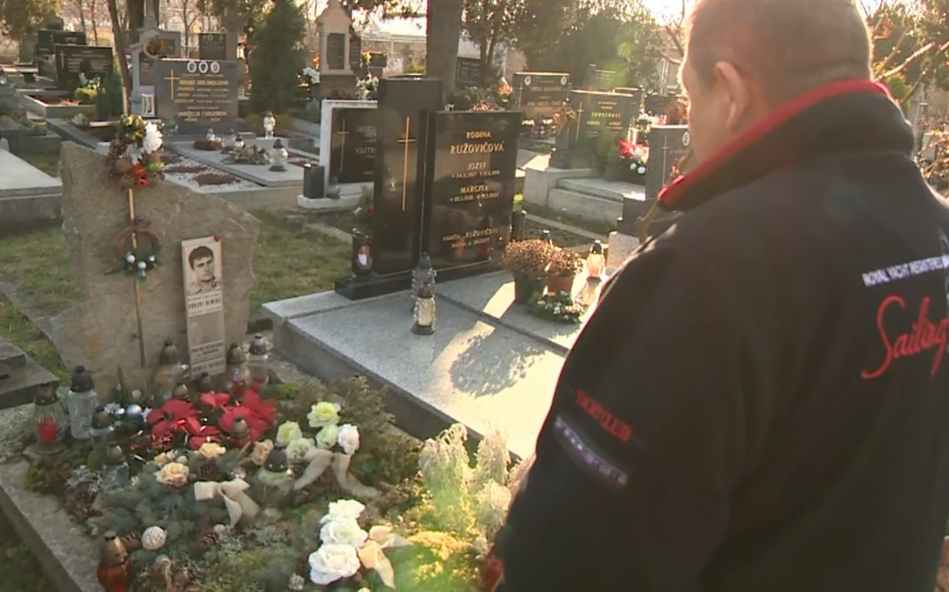 Oskar Fegyveres navštívil hrob Róberta Remiáša: Bol to kamarát, brat