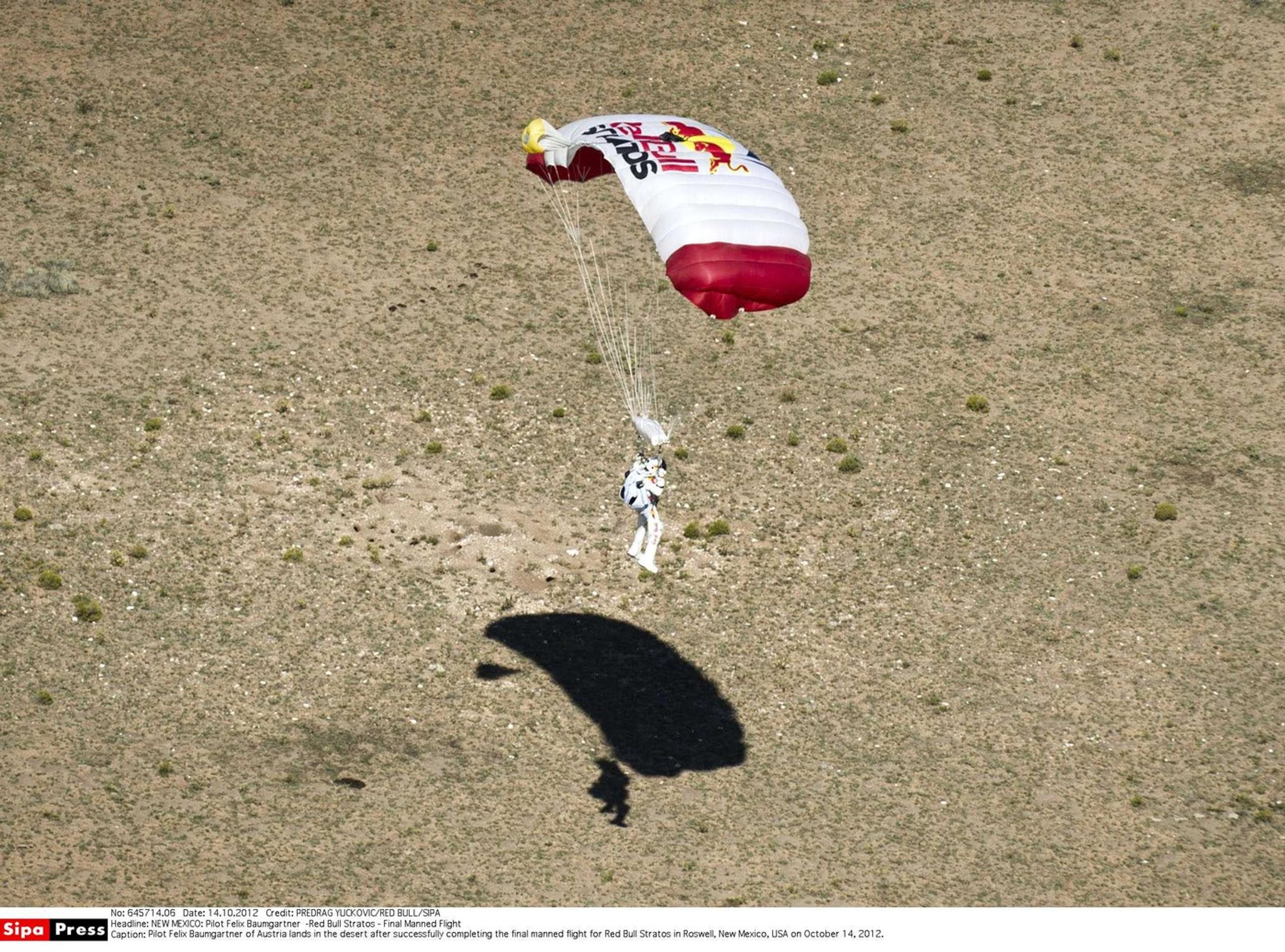 Zomtrel legendárny paraglajdista Felix Baumgartner.