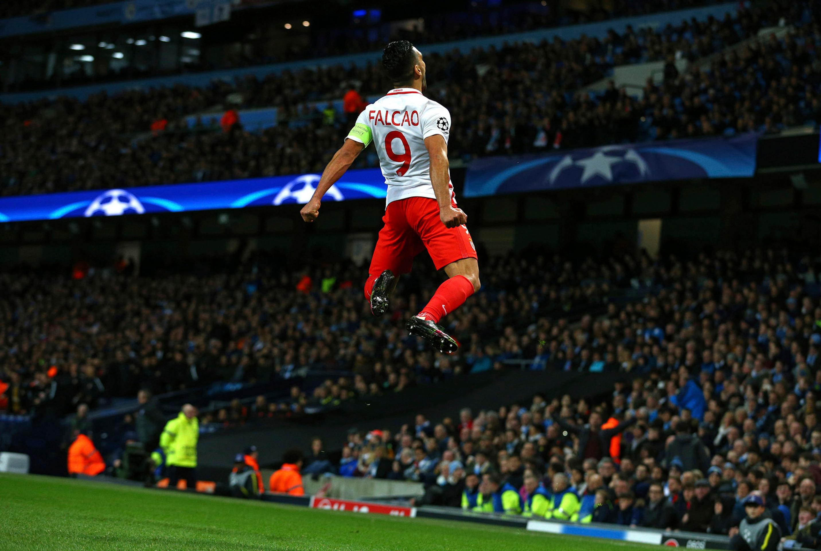 Kapitán Monaca Falcao oslavuje svoj gól do siete ManCity v osemfinále LM.