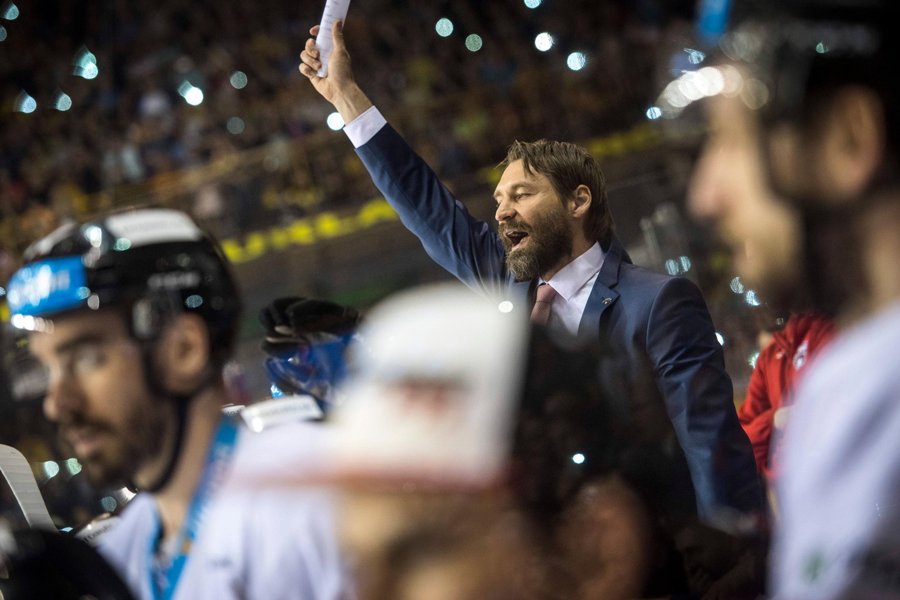 Na snímke hlavný tréner HC'05 iClinic Banská Bystrica Vladimír Országh v siedmom zápase finále.