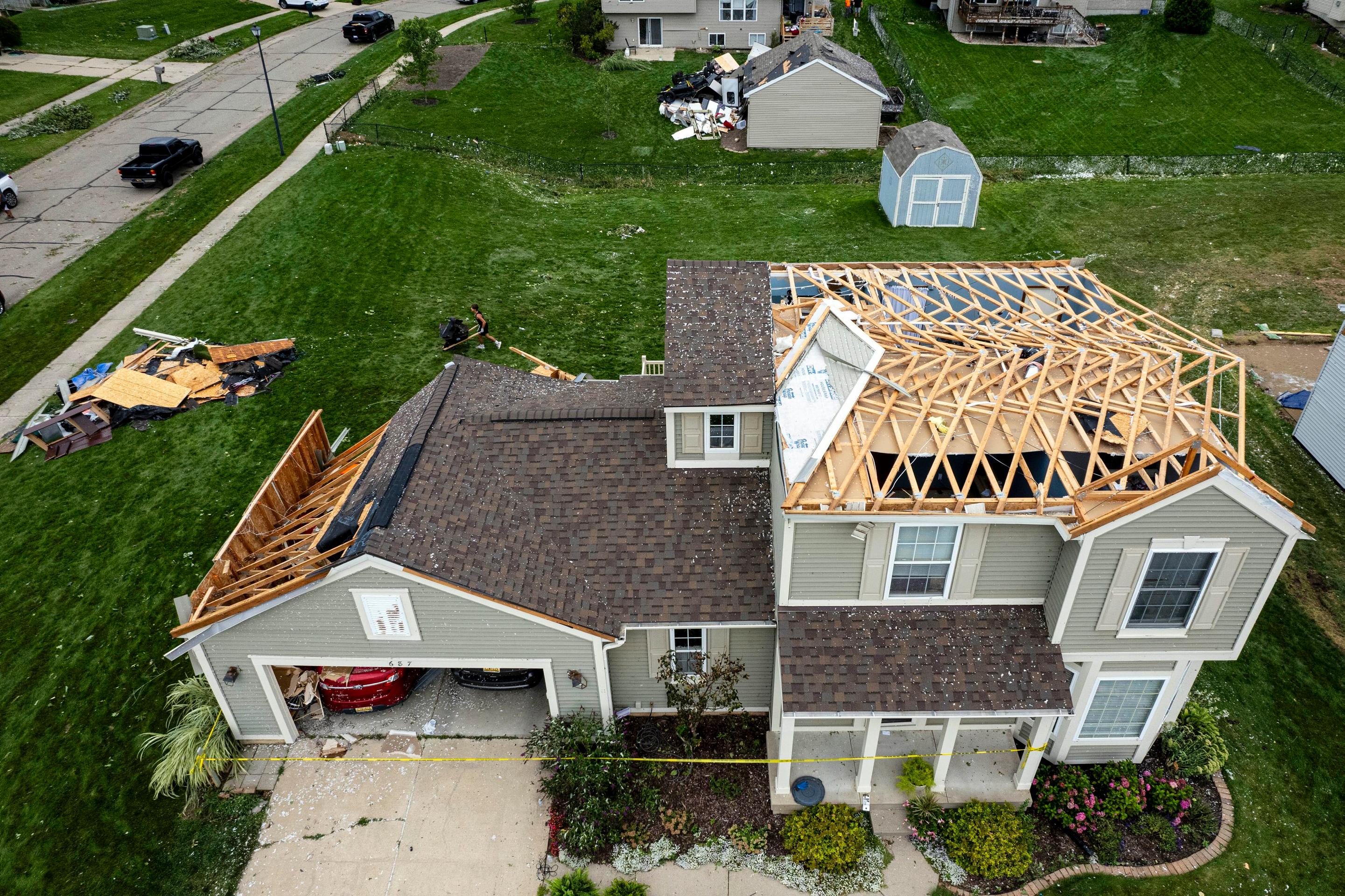 Poškodená strecha domu po tornáde.