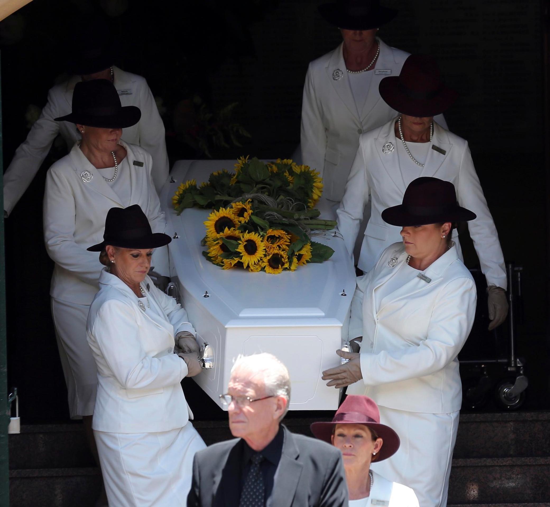 V Sydney sa rozlúčili s obeťami rukojemníckej drámy v kaviarni.