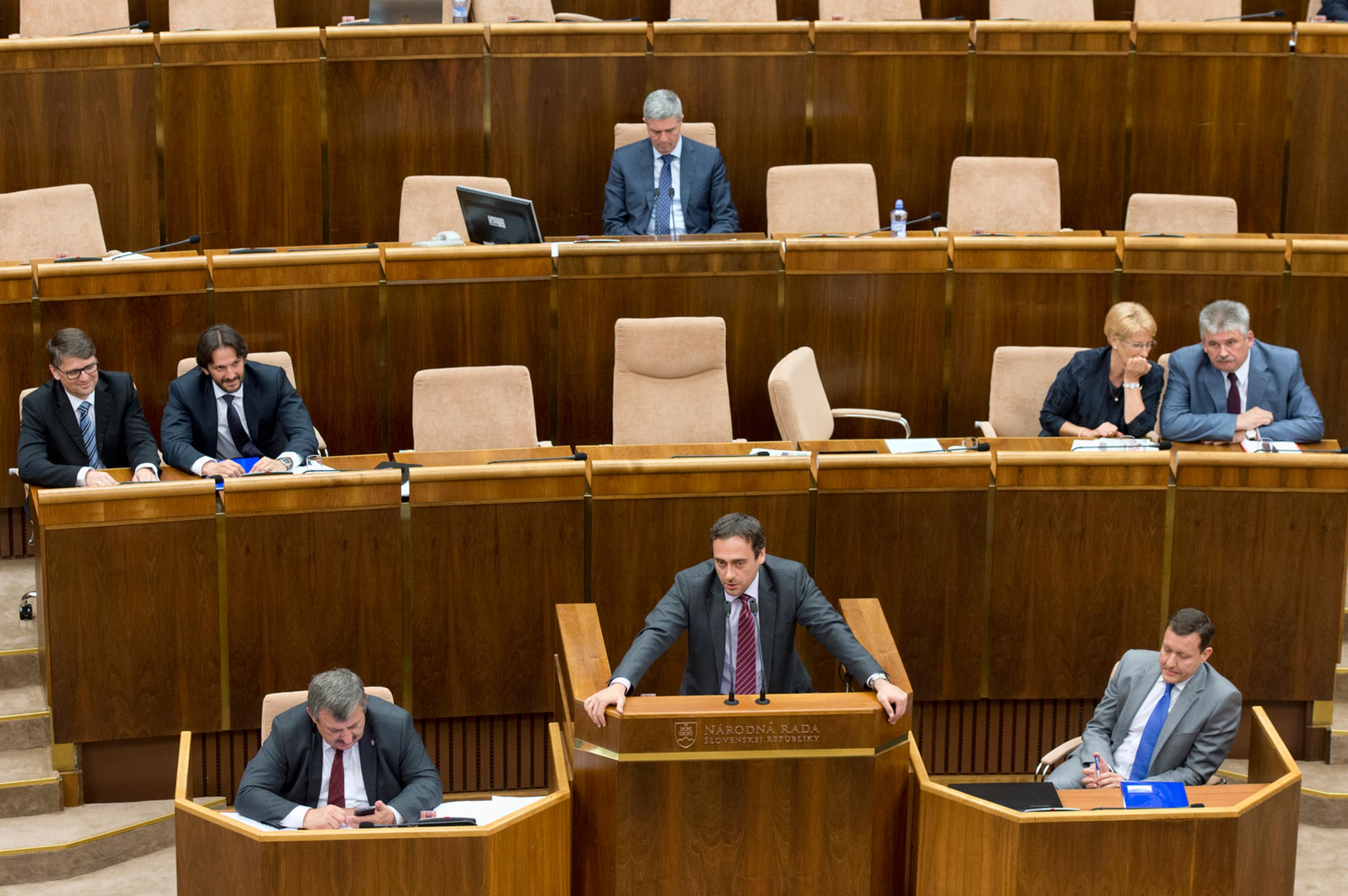 Minister vnútra Robert Kaliňák sa zodpovedá poslancom, opozícia ho chce odvolať 