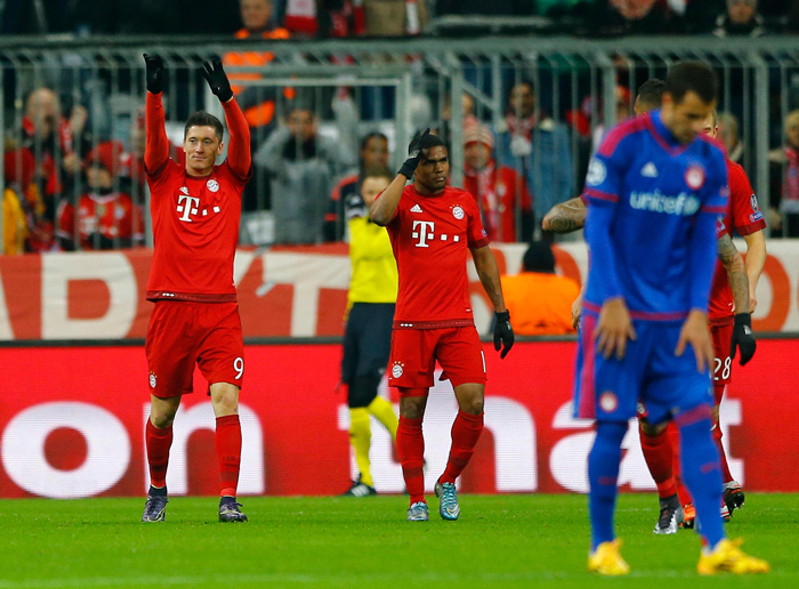 Robert Lewandowski (Bayern Mníchov) oslavuje gól v skupinovej fáze LM proti Olympiakos Pireus.