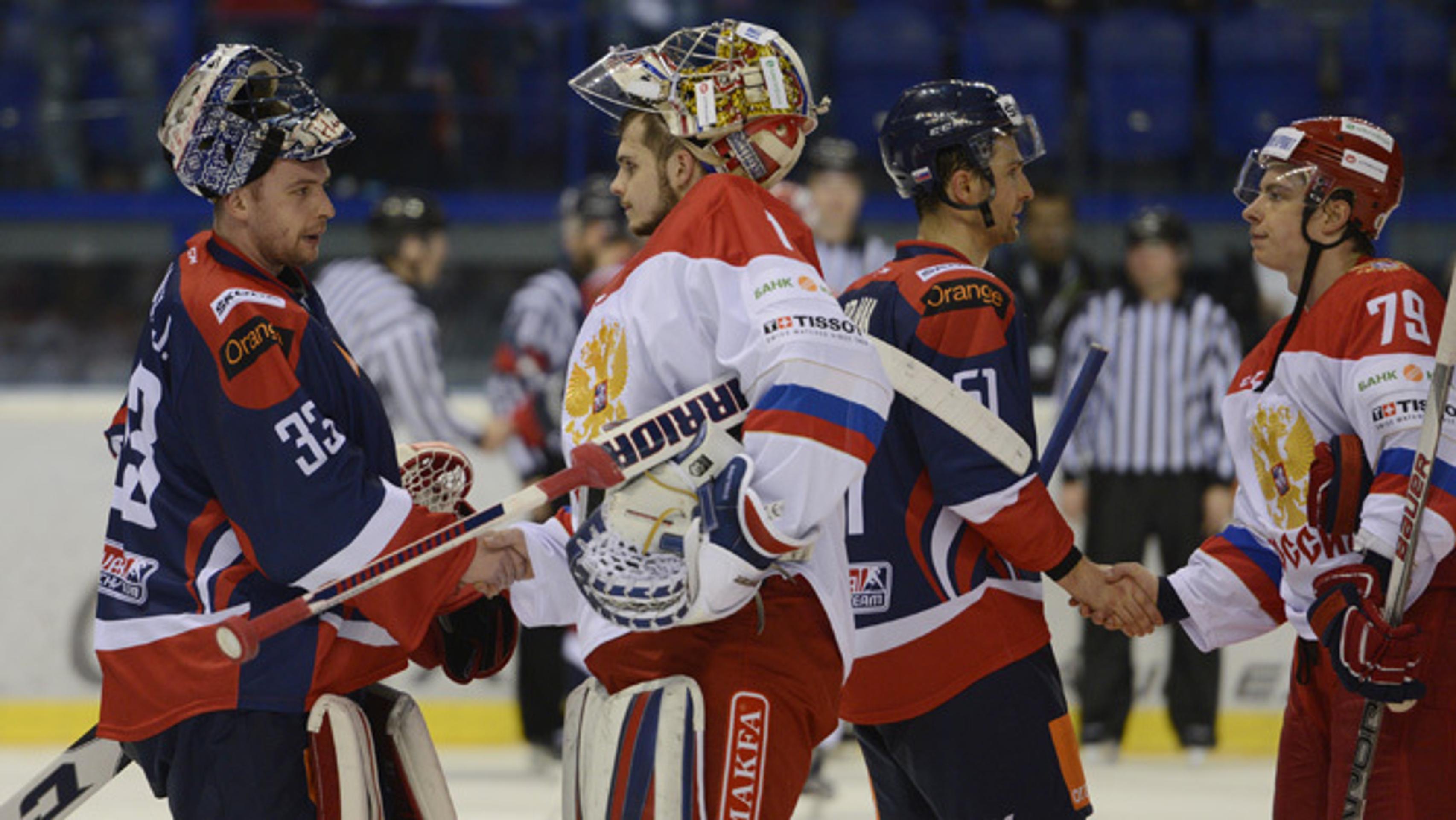 Zľava brankári Július Hudáček, Igor Šesťorkin (Rusko) a hráči Dominik Graňák a Nikita Gusev (Rusko).