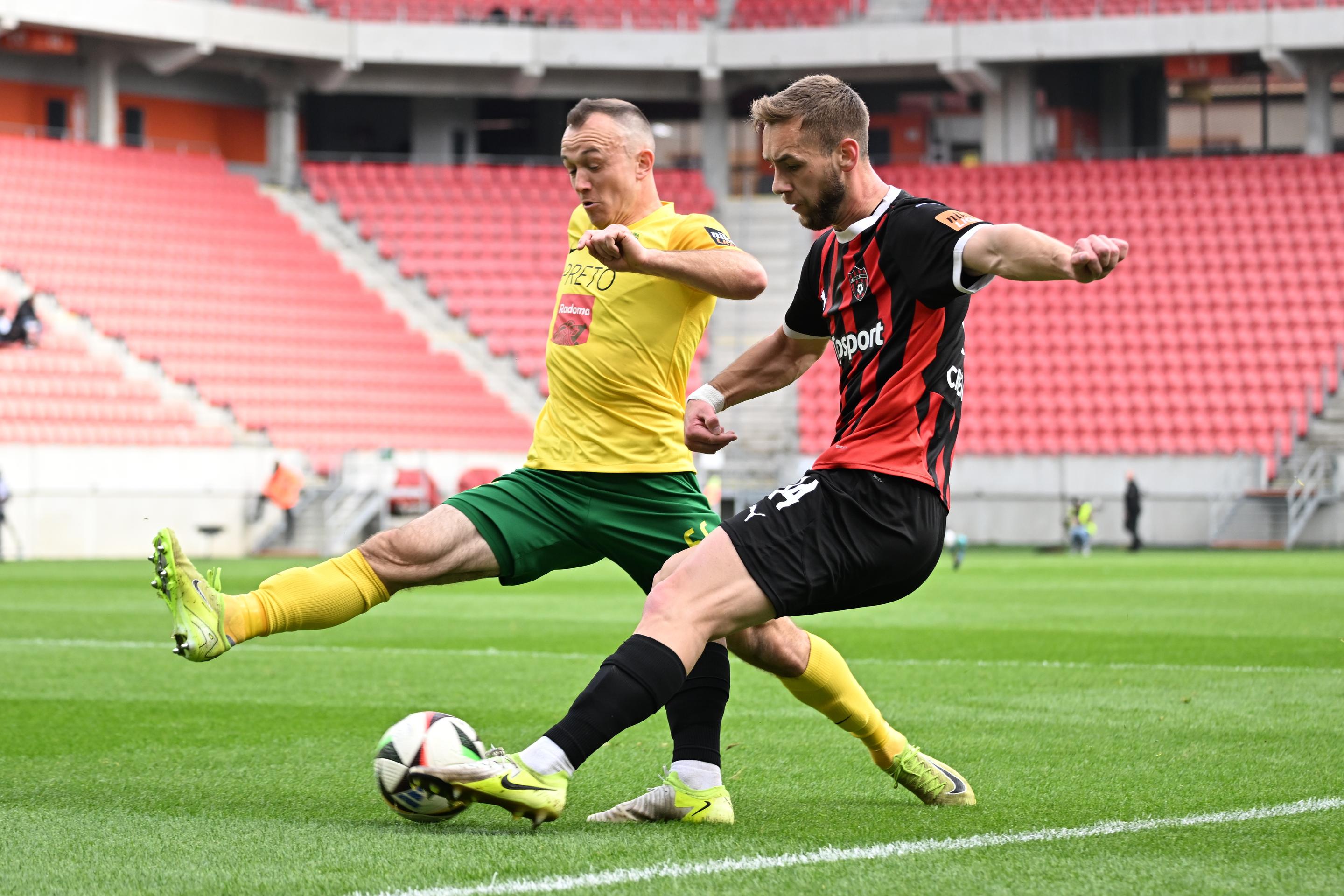 Vpravo hráč Trnavy Miloš Kratochvíl a hráč Žiliny Miroslav Káčer bojujú o loptu v 4. kole nadstavby Niké ligy.